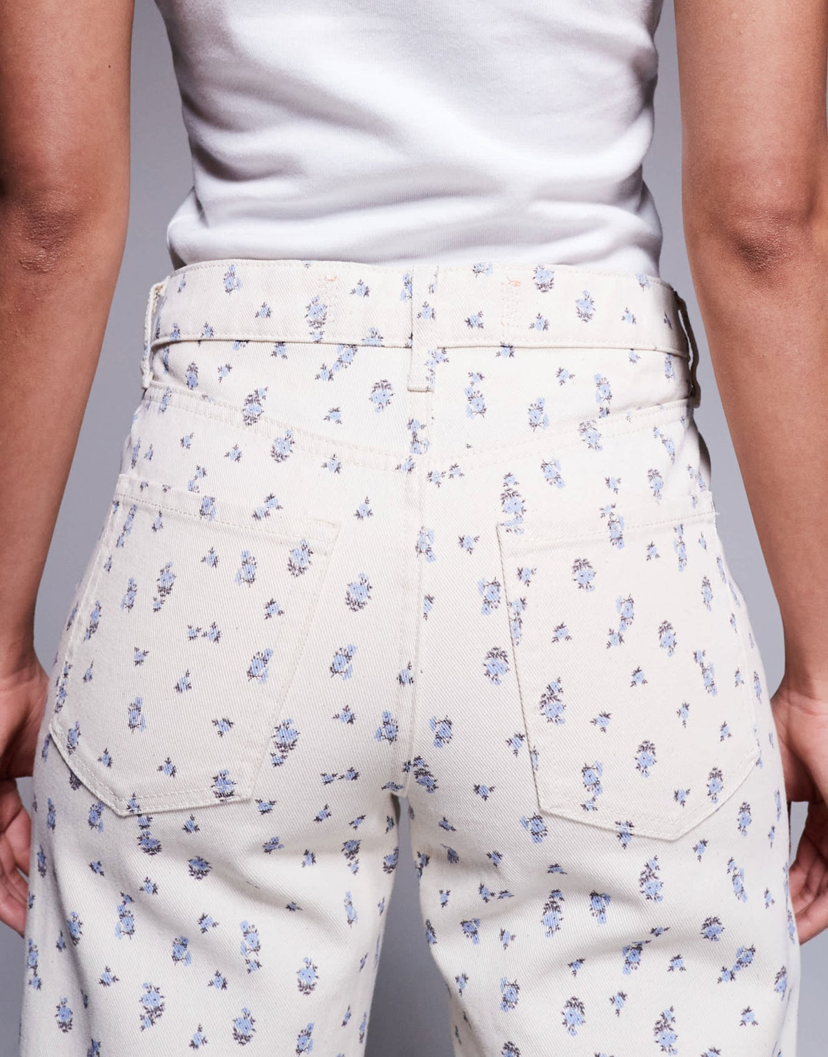 River Island ditsy floral relaxed straight jean in ecru - ASOS Sample Sale