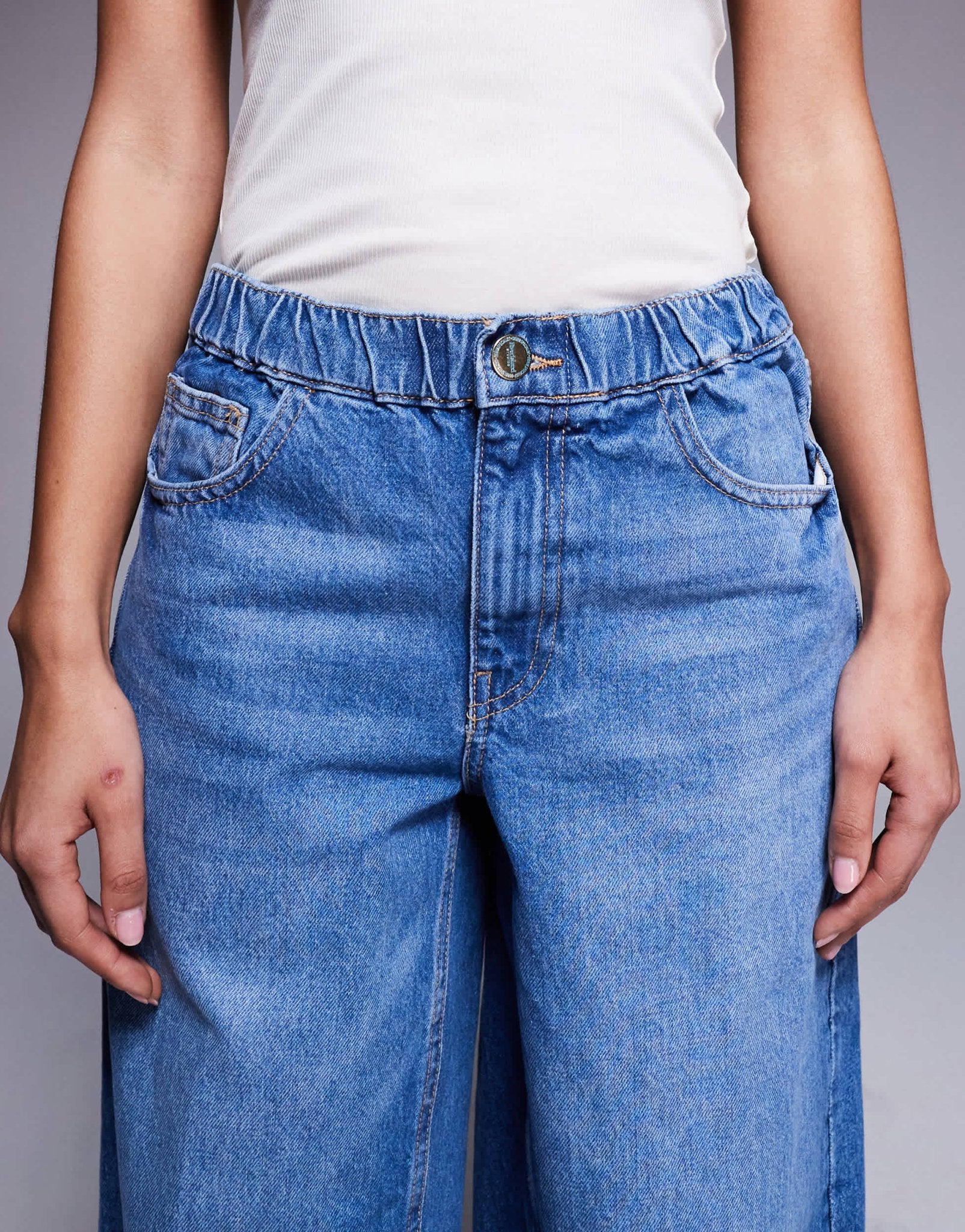 River Island elasticated barrel jeans in midwash blue - ASOS Sample Sale