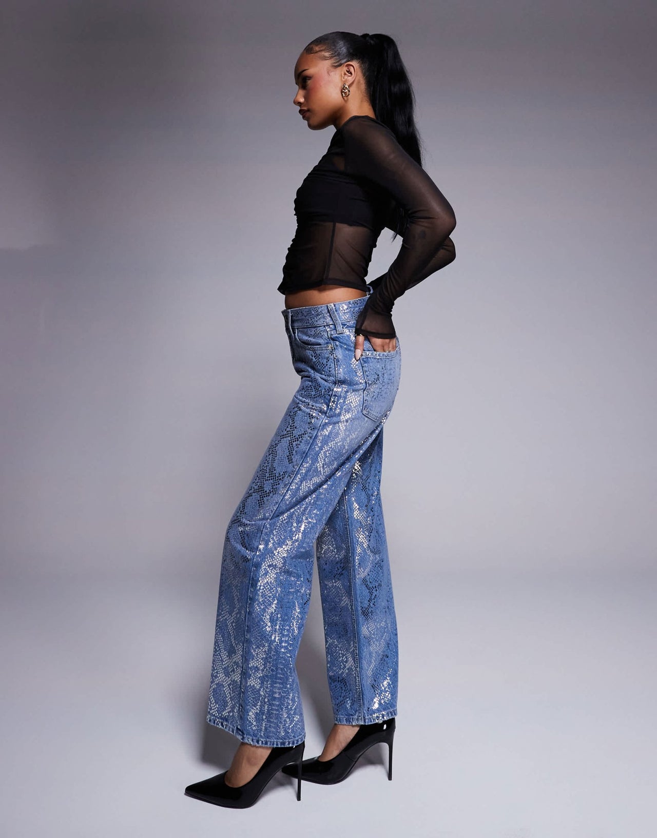 River Island Petite foil snake print relaxed straight jean in midwash blue - ASOS Sample Sale