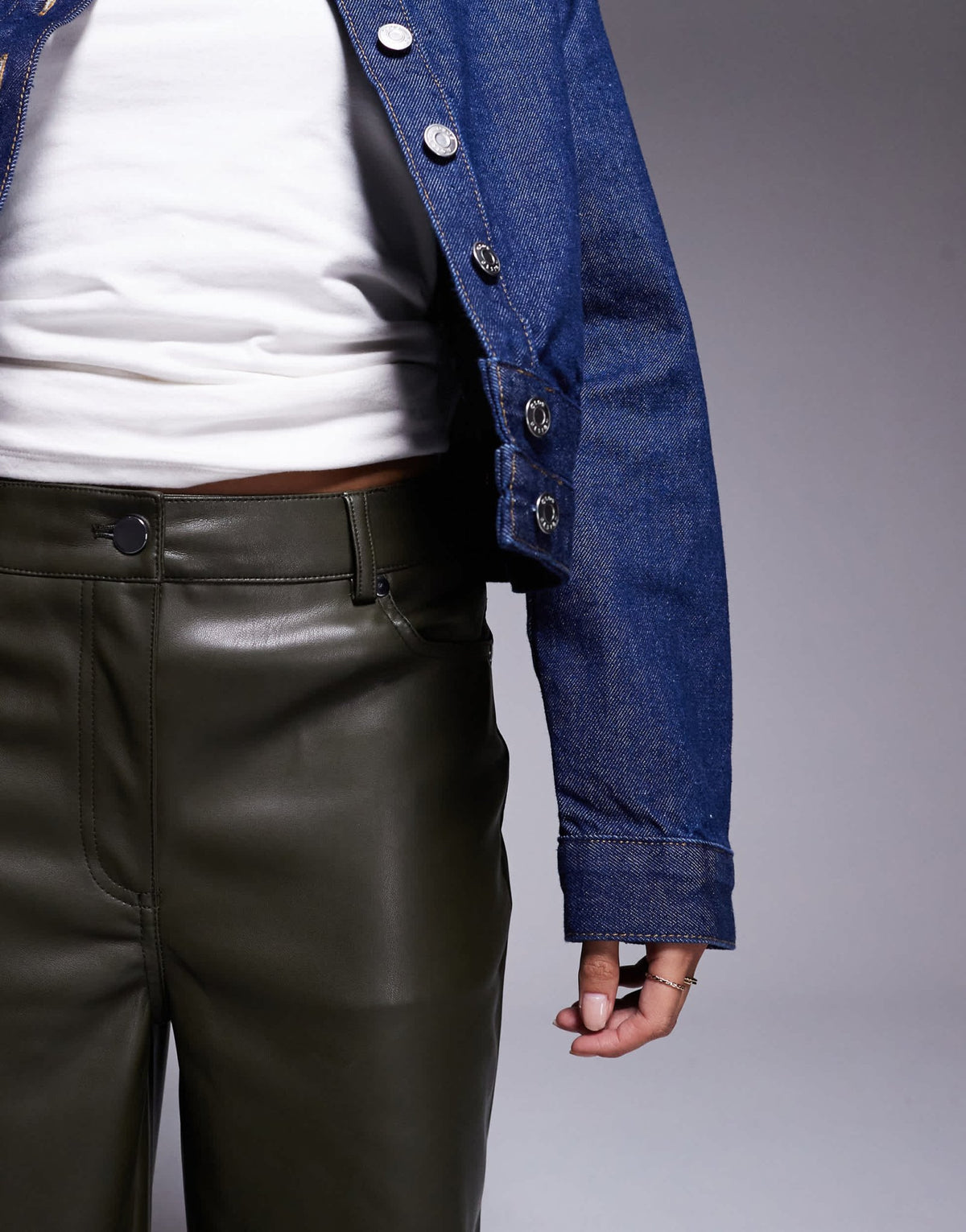 River Island Petite relaxed straight trouser in khaki - ASOS Sample Sale