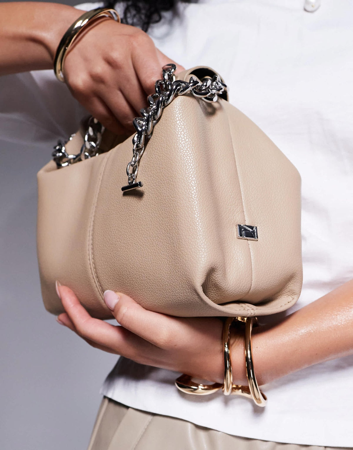 River Island pouch bag with chain strap in light beige - ASOS Sample Sale