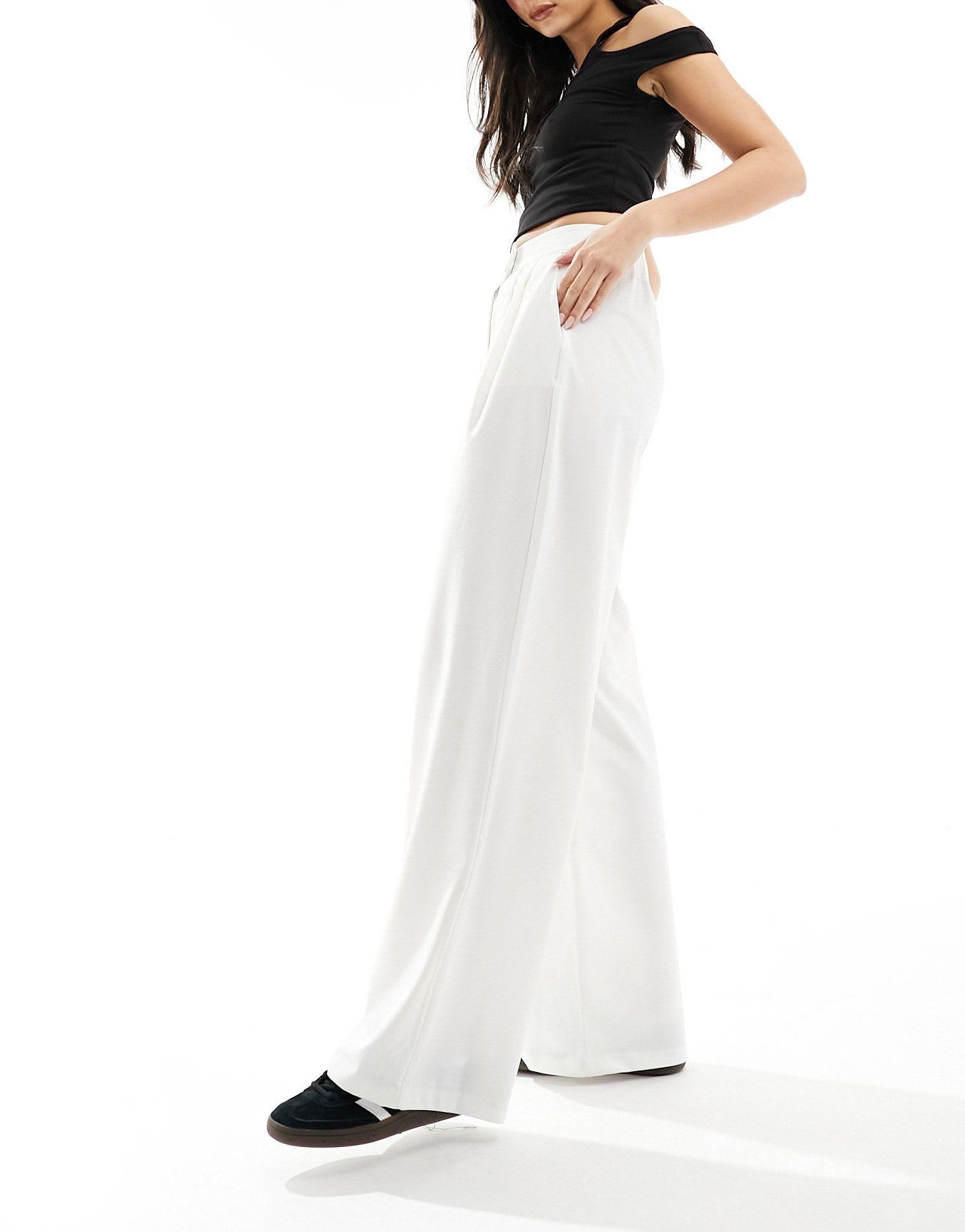 Stradiarius tailored pleat front trousers in ecru - ASOS Sample Sale