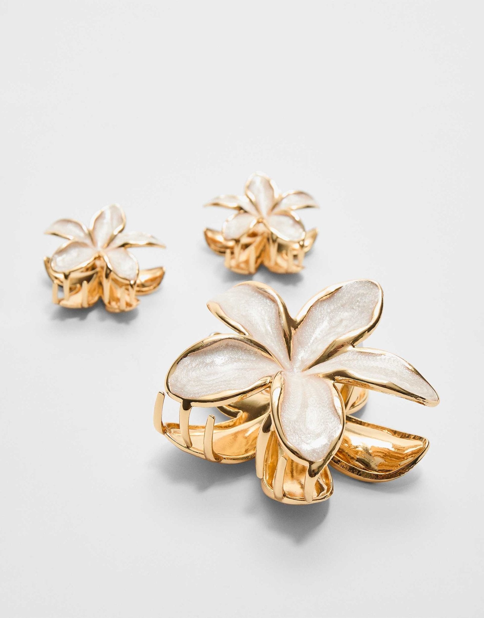 Stradivarius 3 pack flower hair clips in ecru - ASOS Sample Sale