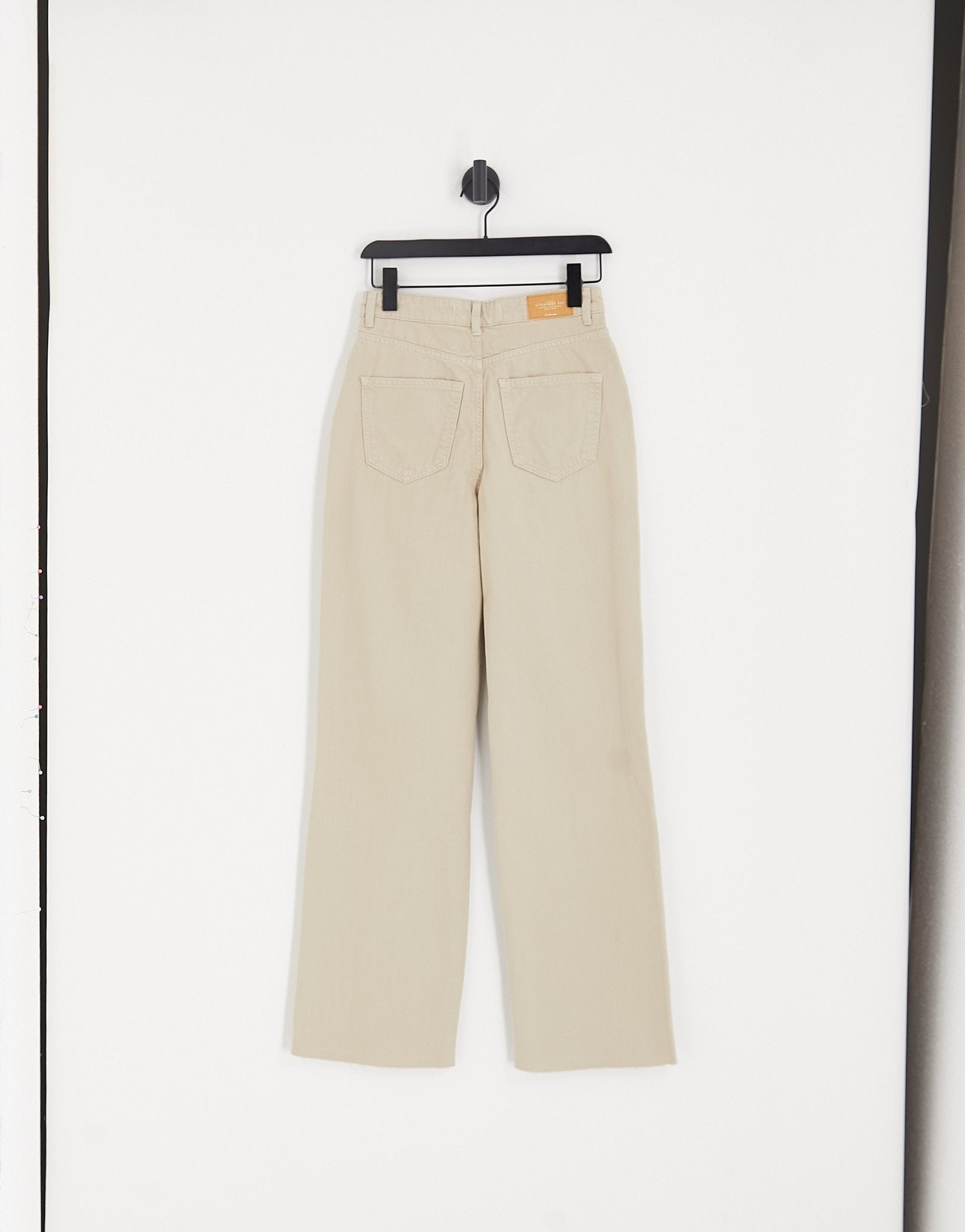 Stradivarius 90s dad jean in sand - ASOS Sample Sale