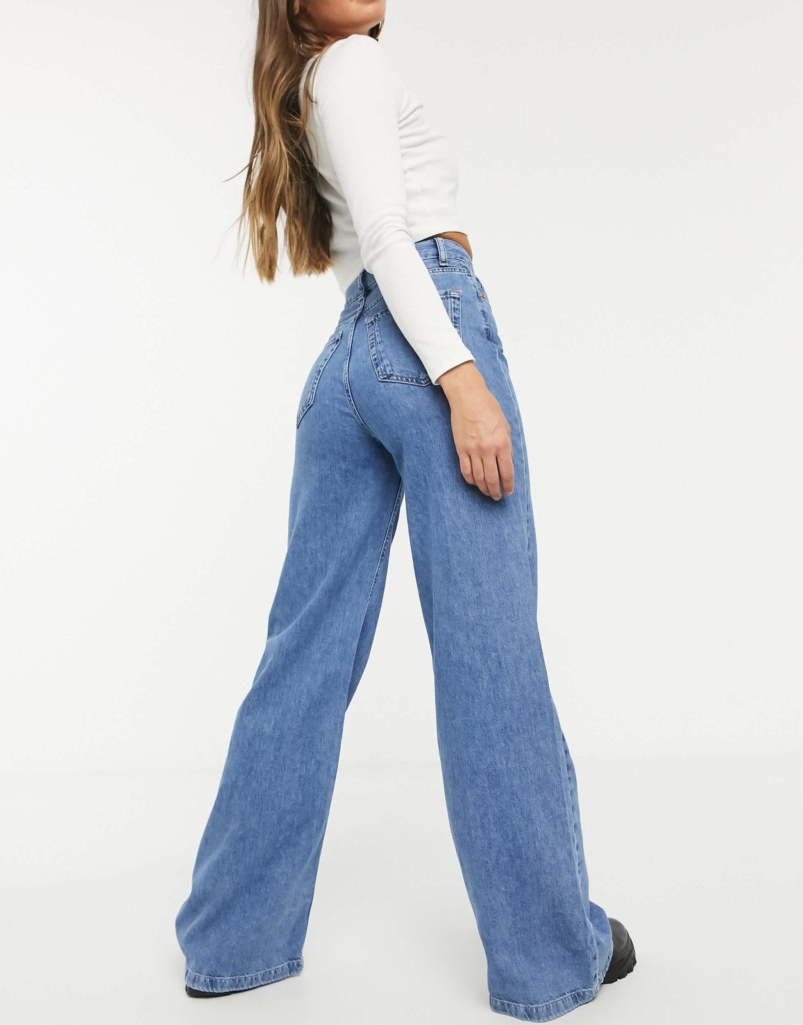 Stradivarius 90s wide leg jeans in blue - ASOS Sample Sale