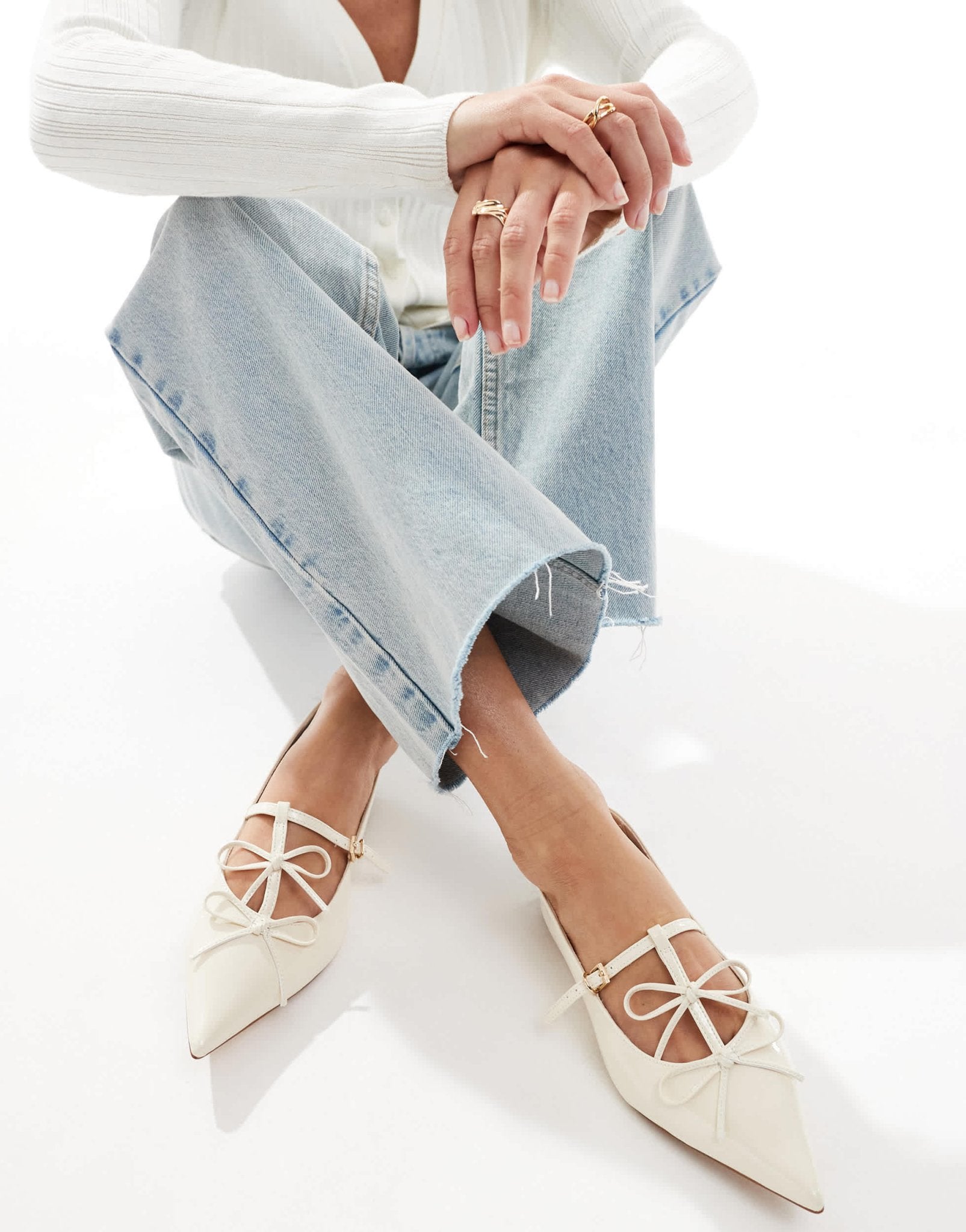 Stradivarius bow detail pointed flat shoe in white - ASOS Sample Sale