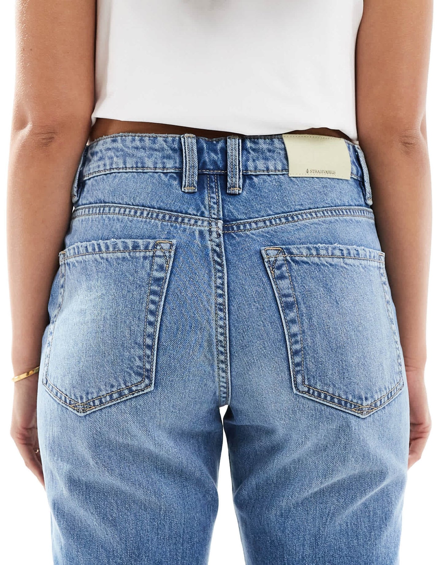 Stradivarius D89 low rise mom jean in light wash blue - ASOS Sample Sale