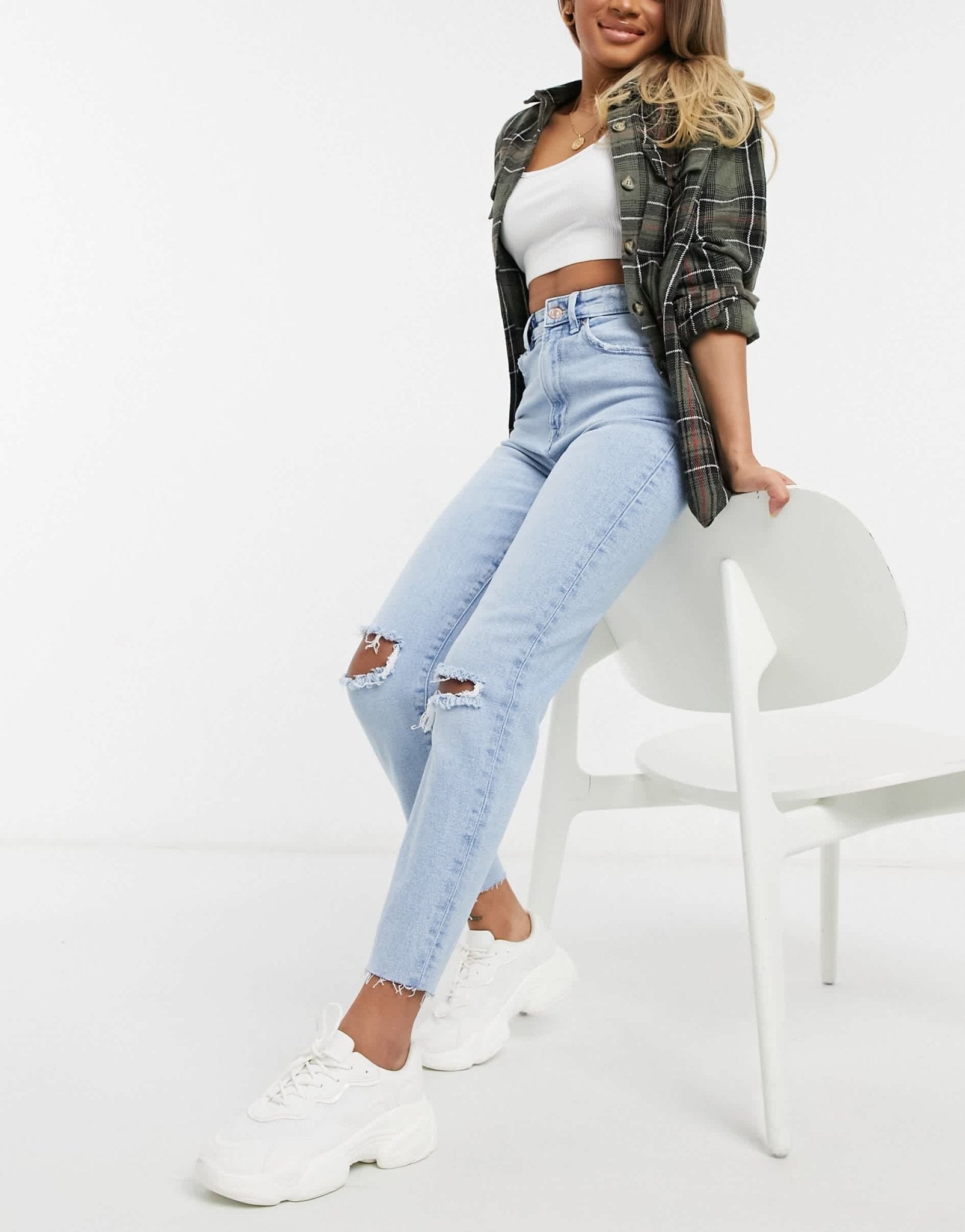 Stradivarius Petite cotton slim mom jean with stretch and rip in light blue - ASOS Sample Sale