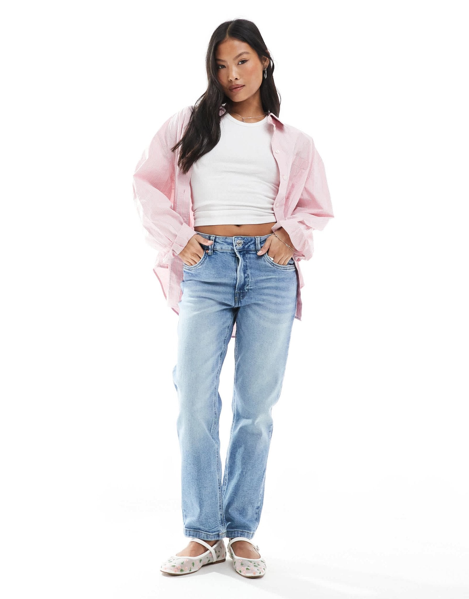 Stradivarius Petite D10 mom slim jean in medium wash - ASOS Sample Sale