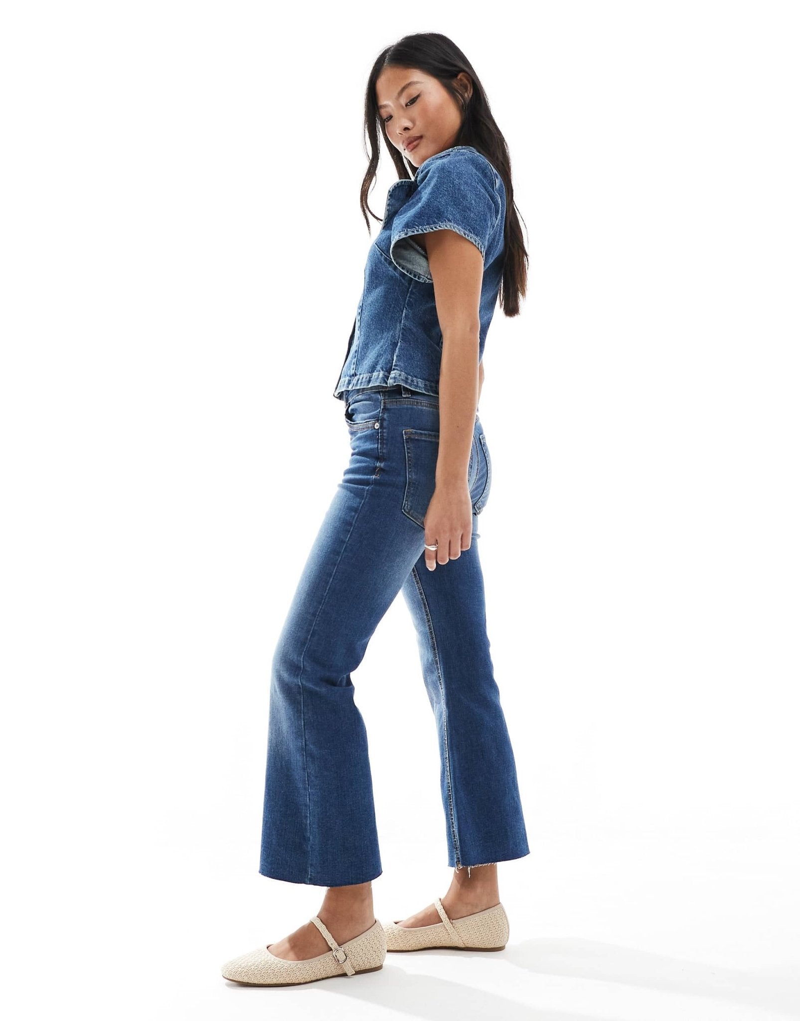 Stradivarius Petite D78 cropped flare jean in medium wash - ASOS Sample Sale