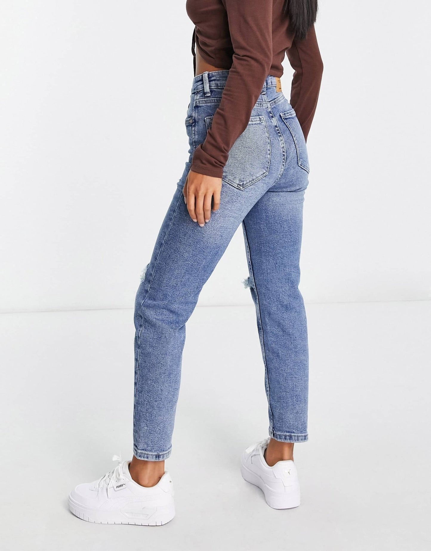 Stradivarius Petite slim mom jean with stretch and rip in authentic blue - ASOS Sample Sale