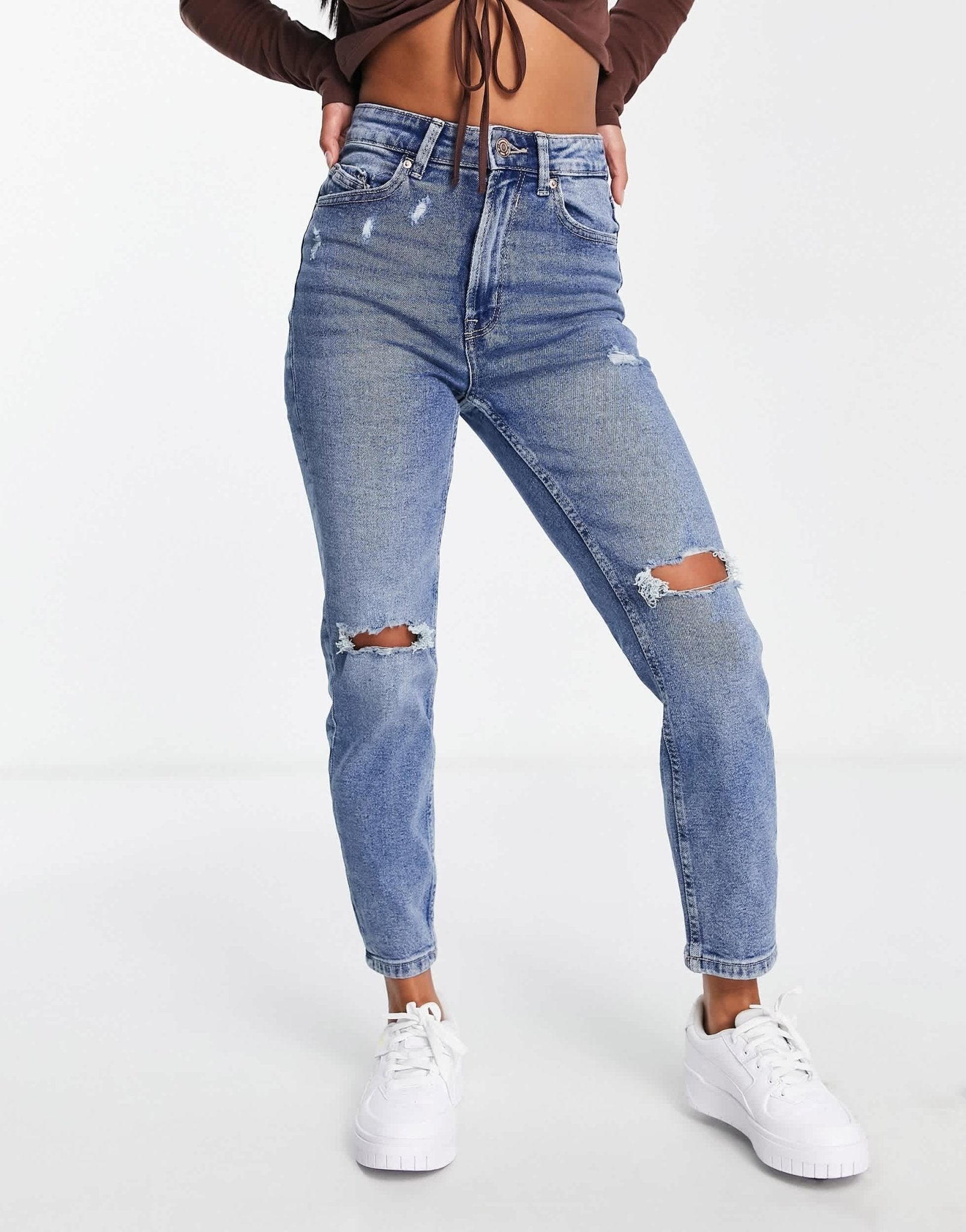 Stradivarius Petite slim mom jean with stretch and rip in authentic blue - ASOS Sample Sale