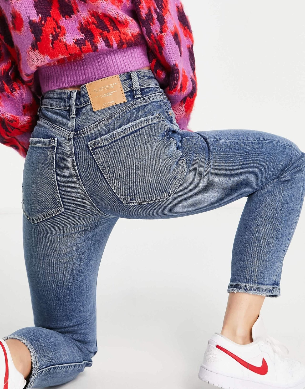 Stradivarius Petite slim mom jean with stretch in medium blue - ASOS Sample Sale