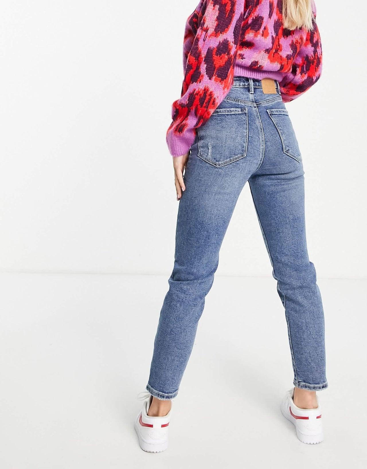 Stradivarius Petite slim mom jean with stretch in medium blue - ASOS Sample Sale