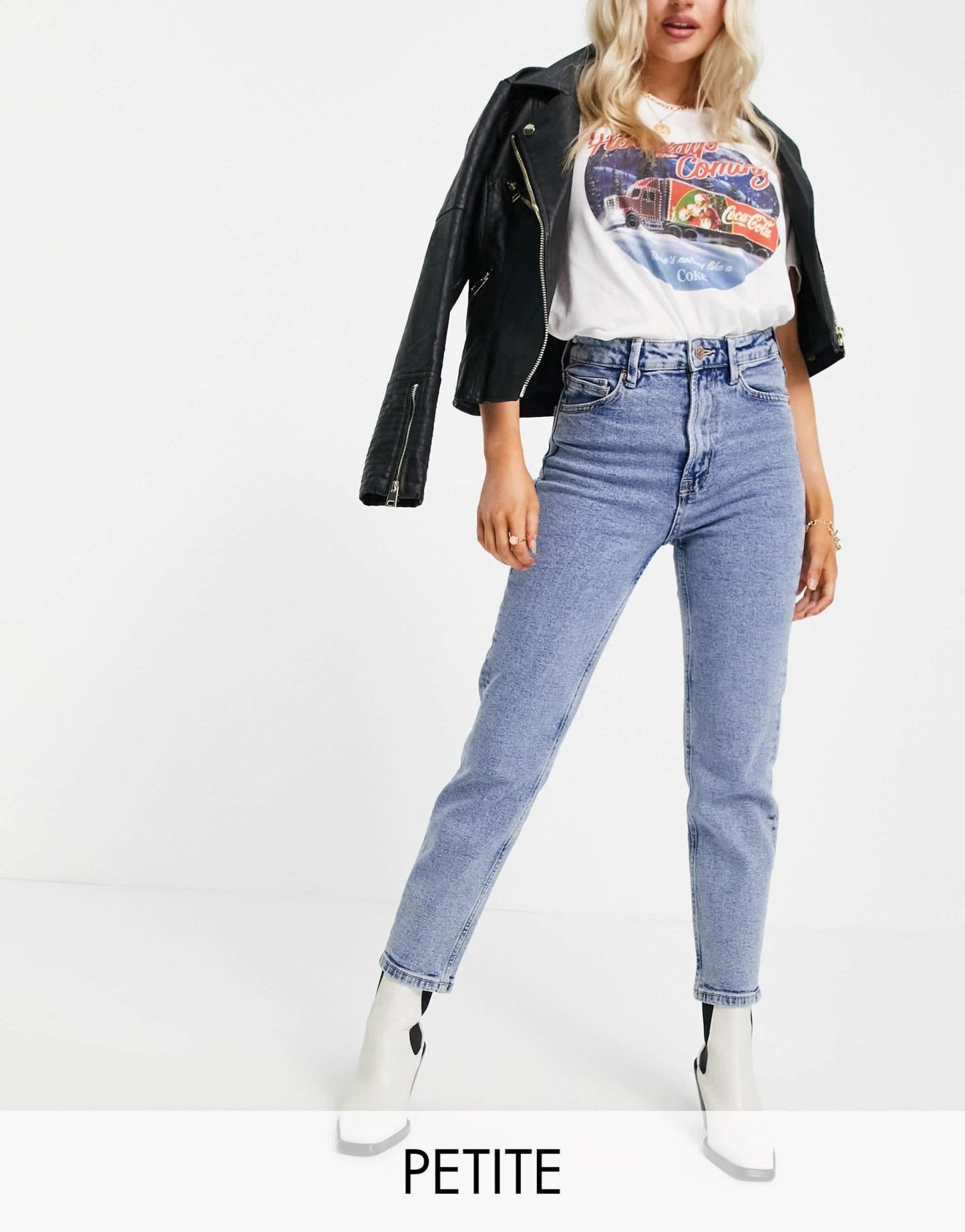 Stradivarius Petite slim mom jean with stretch in washed blue - ASOS Sample Sale