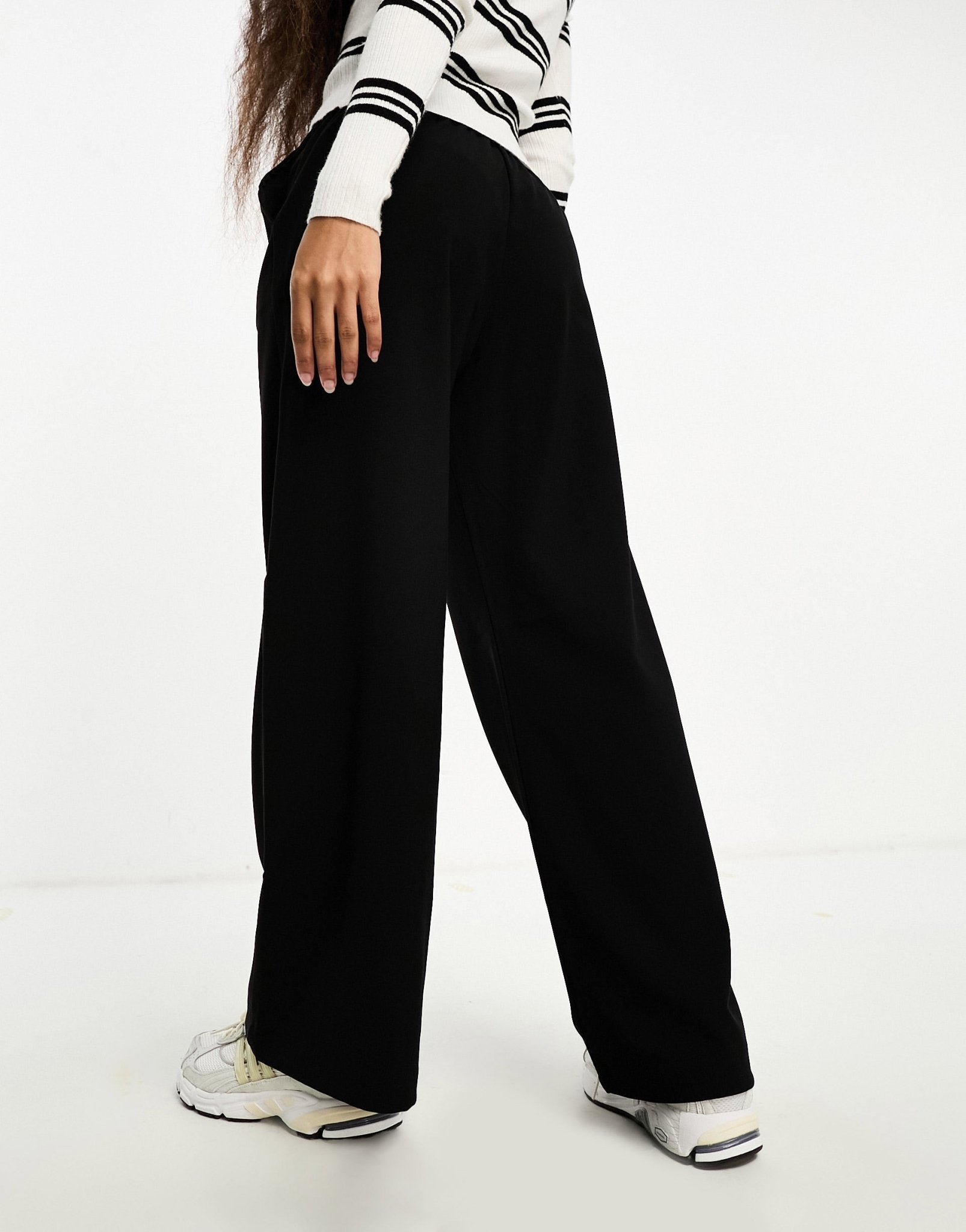 Stradivarius Petite tailored pull on trouser in black - ASOS Sample Sale