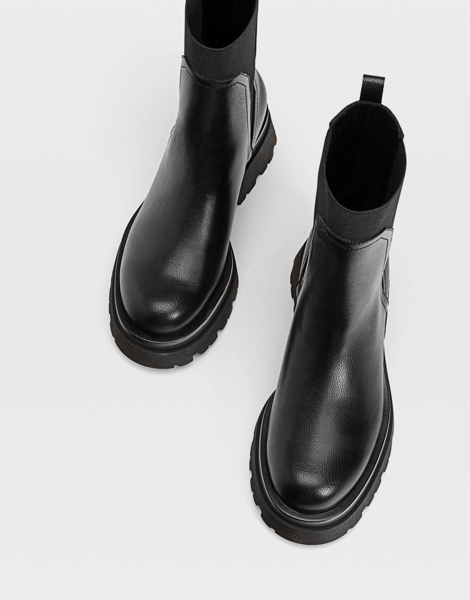 Stradivarius pull on chelsea boots in black - ASOS Sample Sale