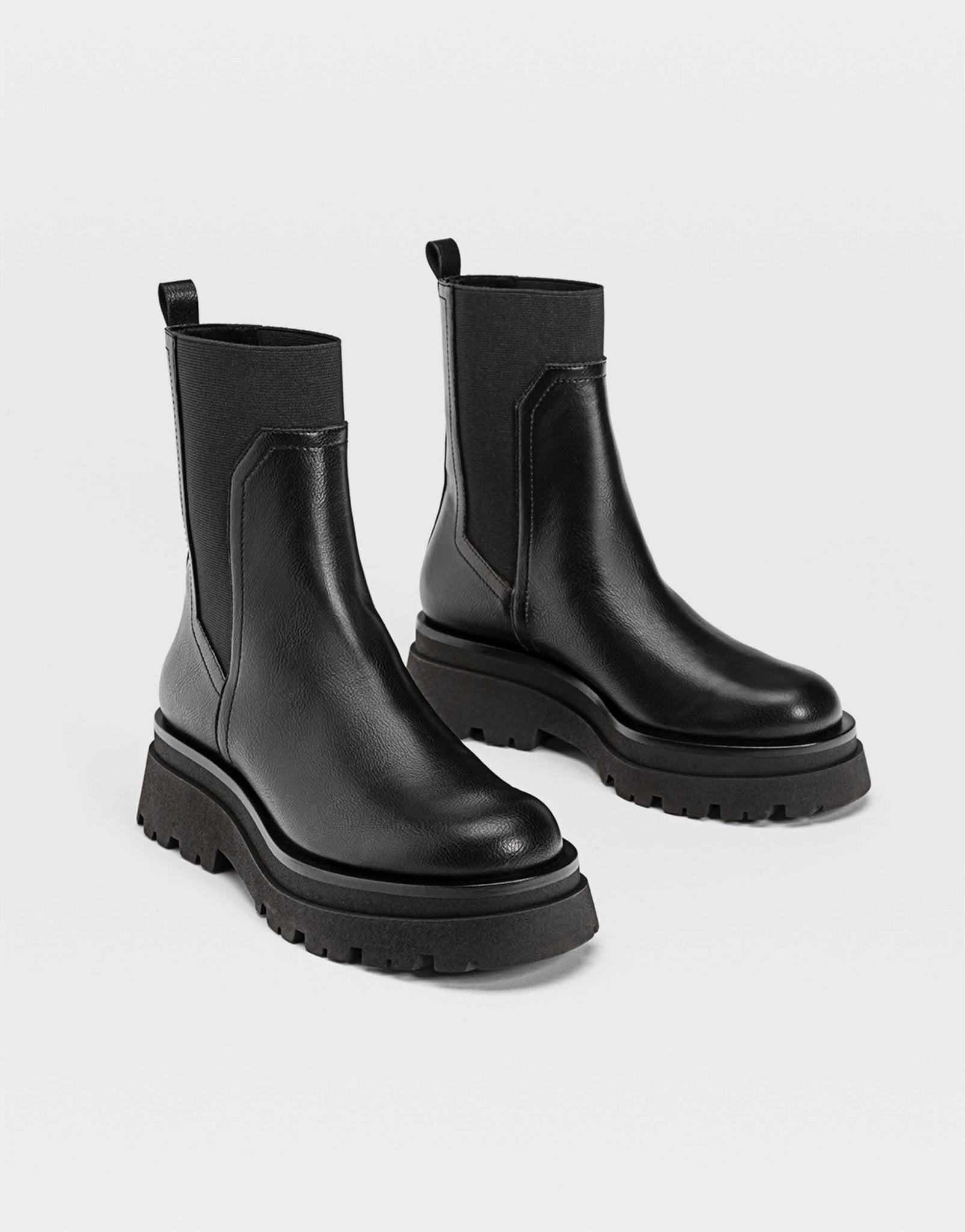 Stradivarius pull on chelsea boots in black - ASOS Sample Sale