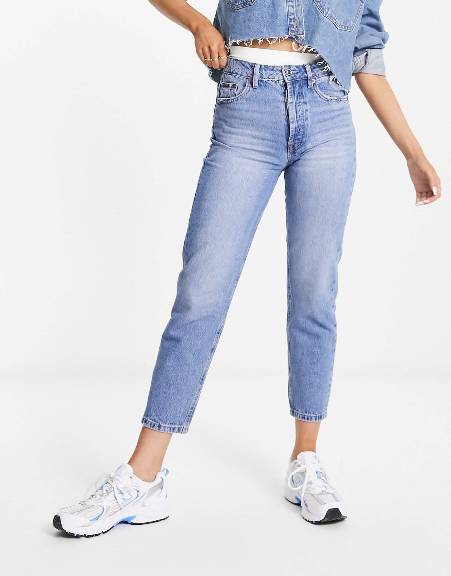 Stradivarius rigid mom jean in medium wash - ASOS Sample Sale
