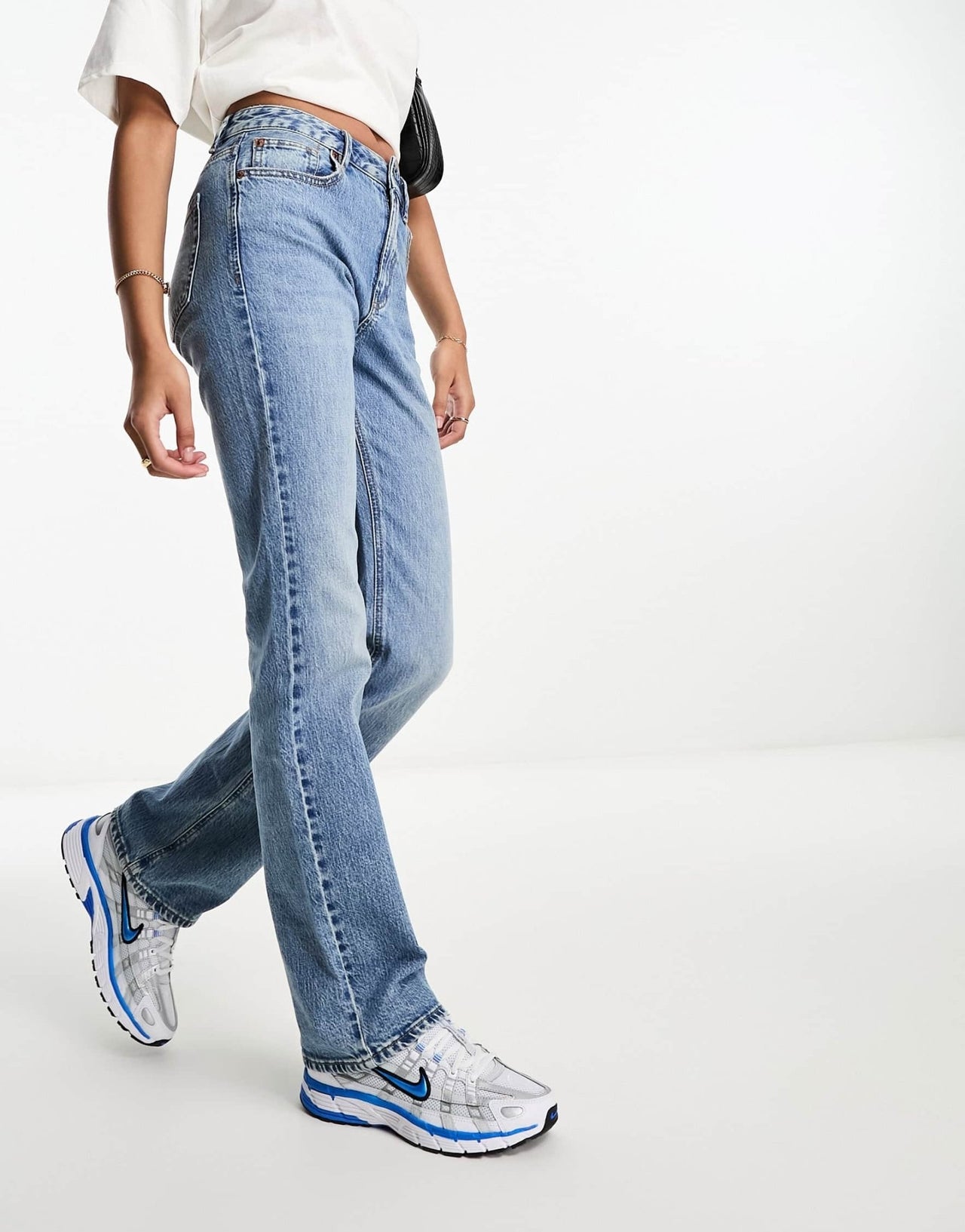 Stradivarius straight leg jean in medium wash blue - ASOS Sample Sale