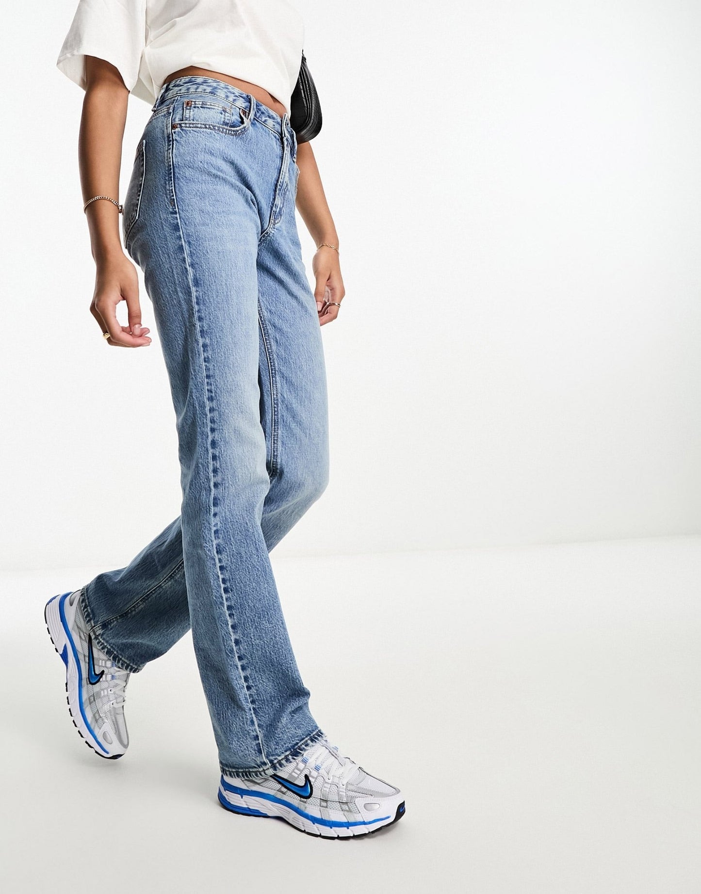 Stradivarius straight leg jean in medium wash blue - ASOS Sample Sale