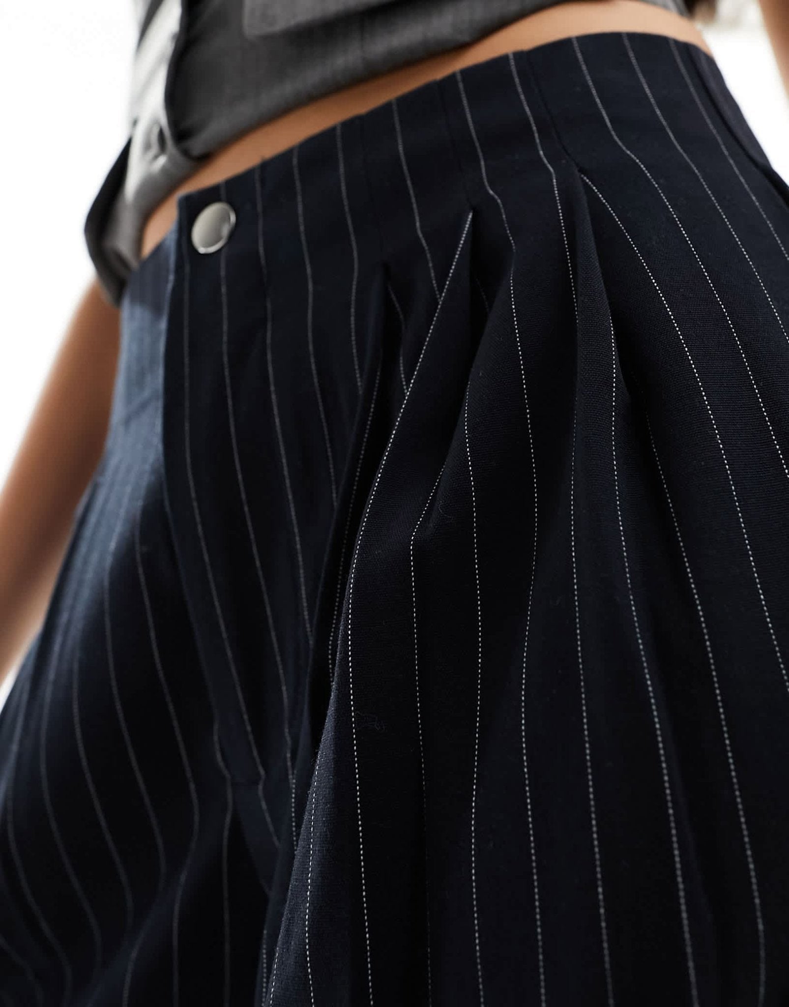Stradivarius tailored pleated wide leg trouser in navy pinstripe - ASOS Sample Sale