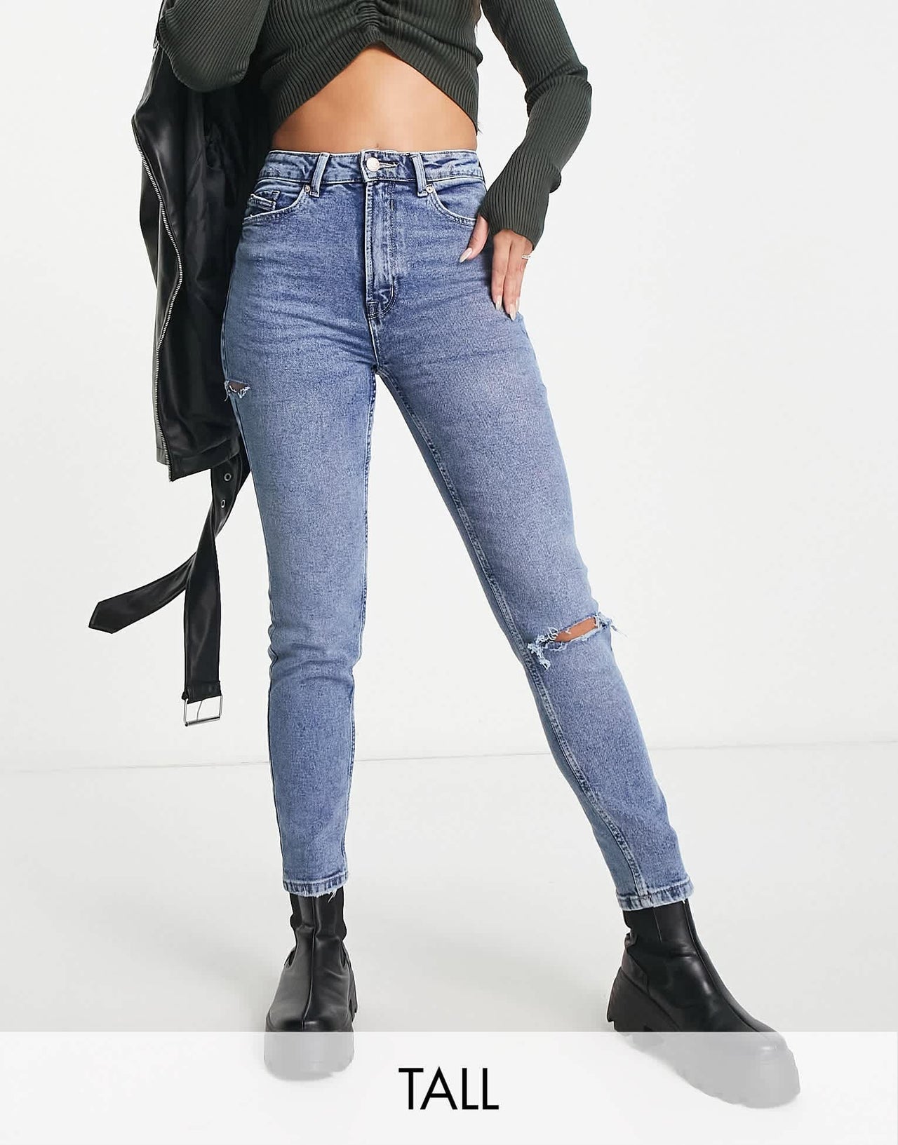 Stradivarius Tall slim mom jean with stretch and rip in medium blue - ASOS Sample Sale