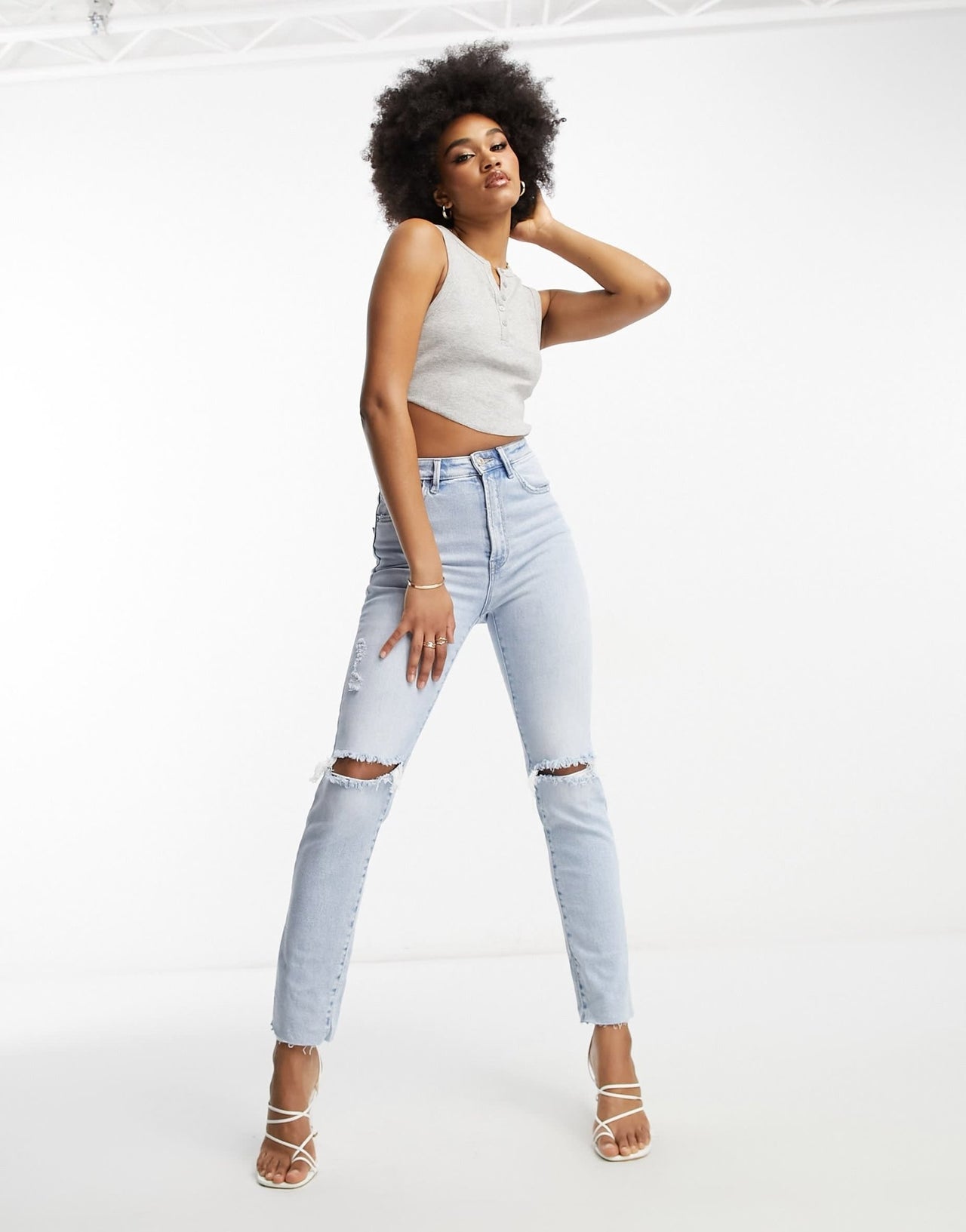 Stradivarius Tall slim mom jean with stretch and rip in vintage blue - ASOS Sample Sale