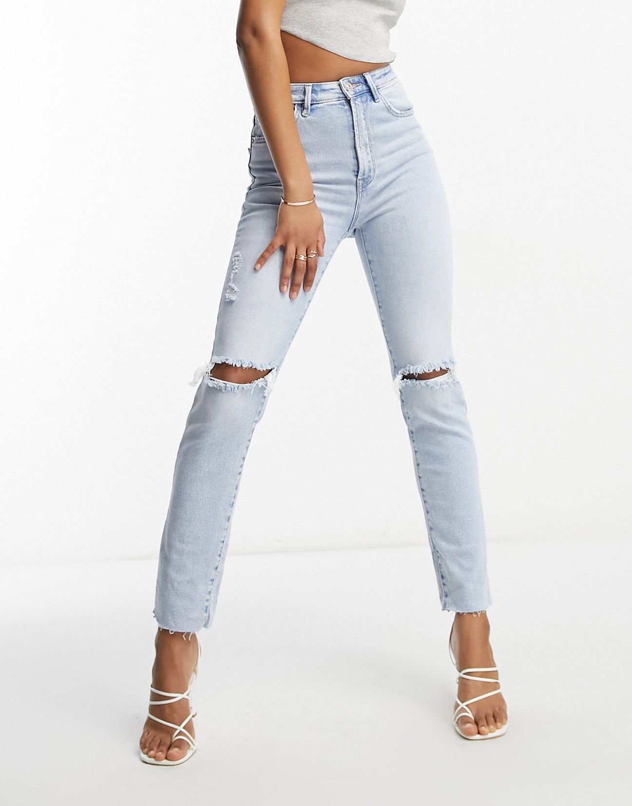 Stradivarius Tall slim mom jean with stretch and rip in vintage blue - ASOS Sample Sale