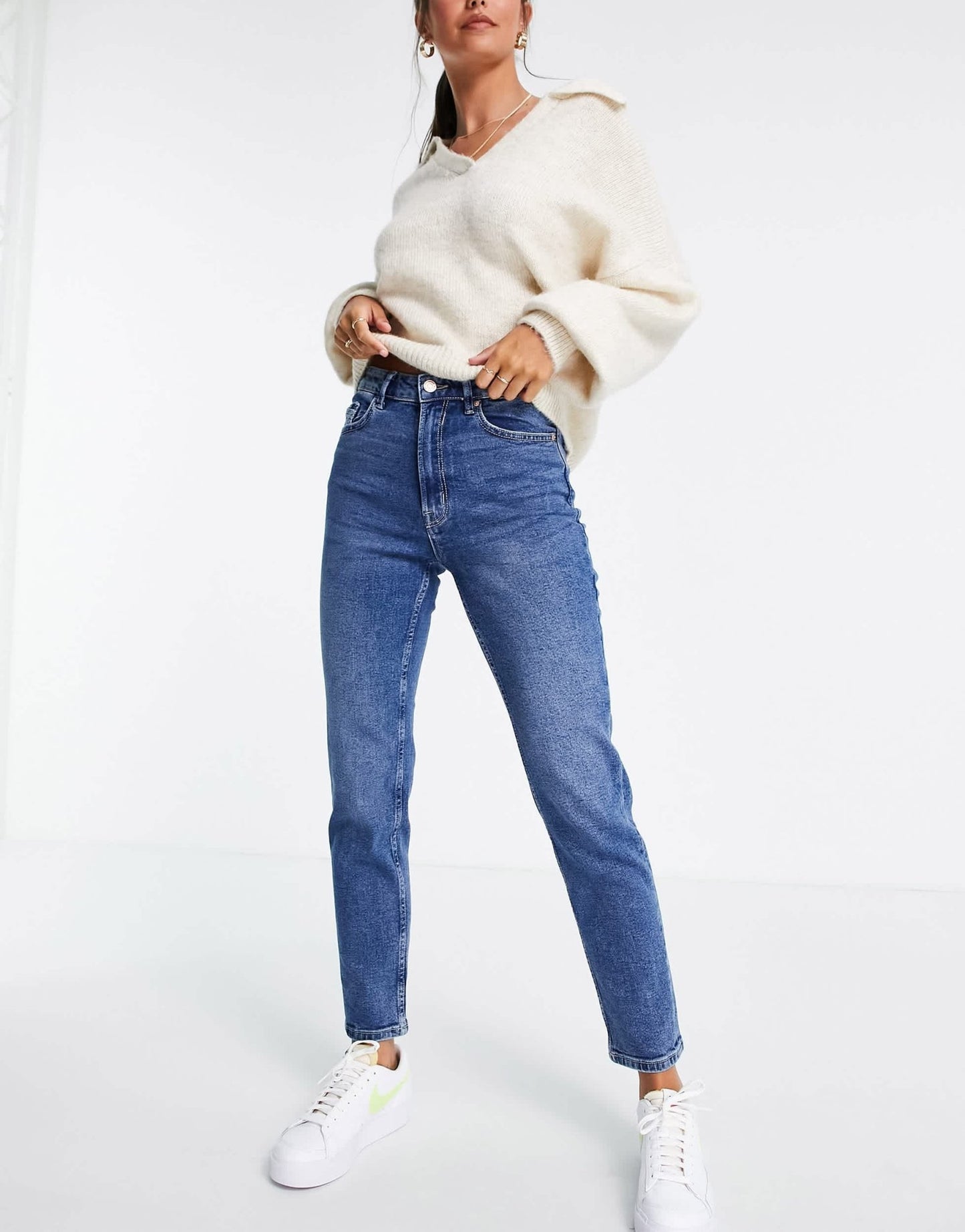 Stradivarius tall slim mom jean with stretch in authentic blue - ASOS Sample Sale