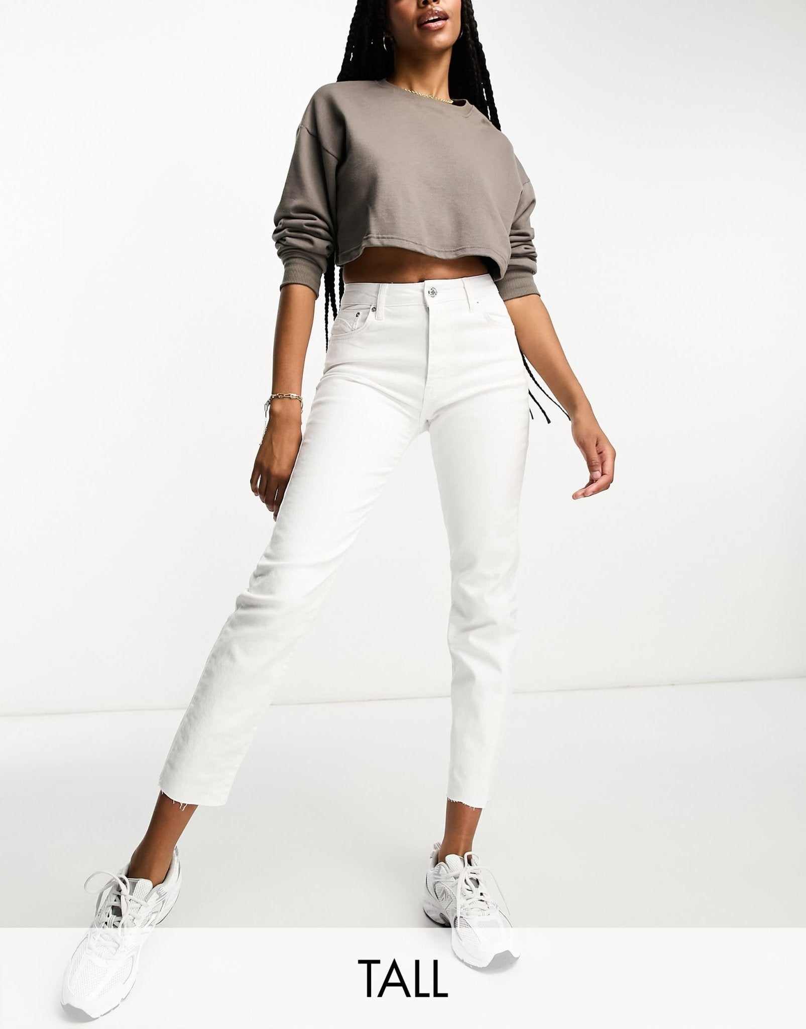 Stradivarius Tall slim mom jean with stretch in white - ASOS Sample Sale