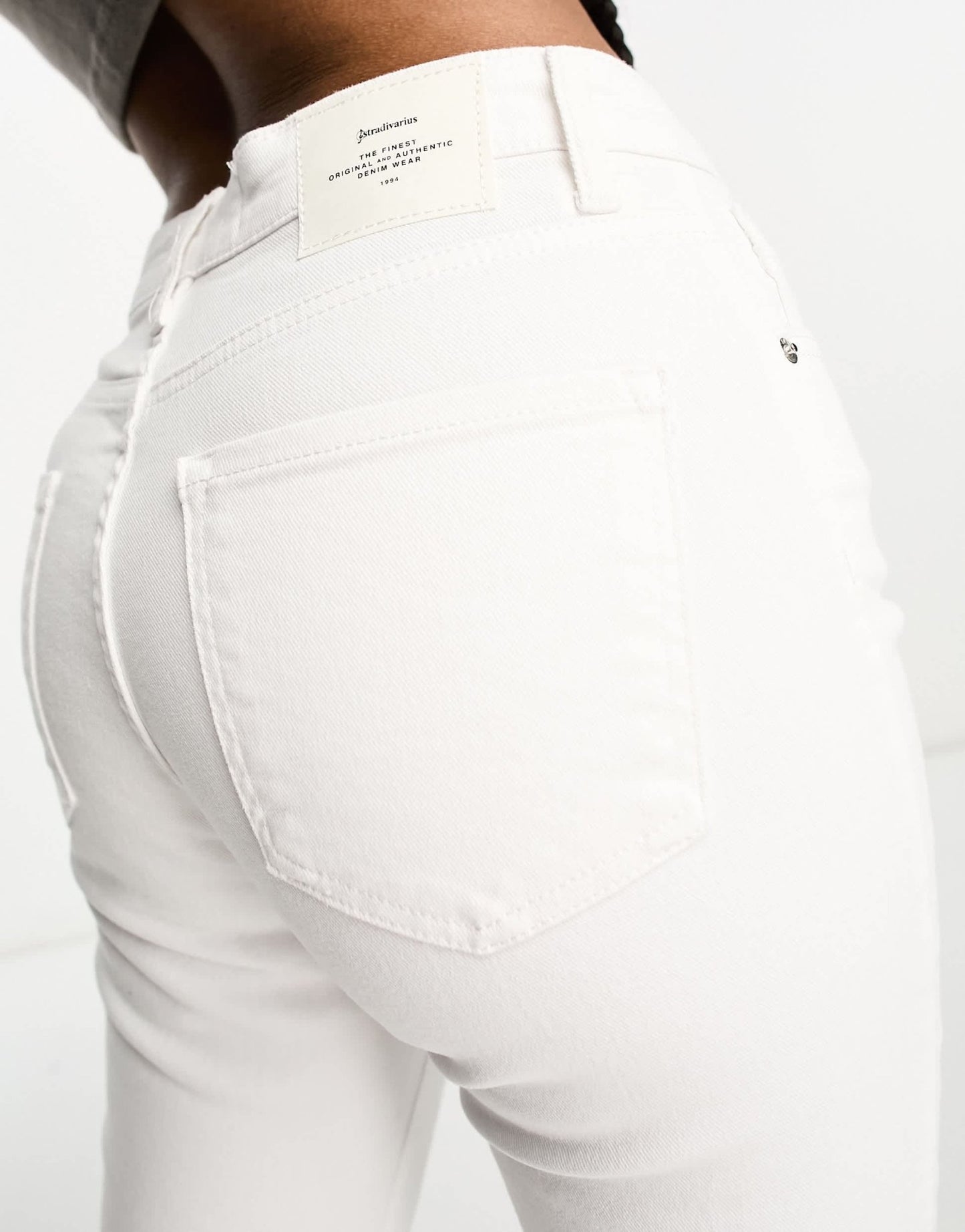 Stradivarius Tall slim mom jean with stretch in white - ASOS Sample Sale