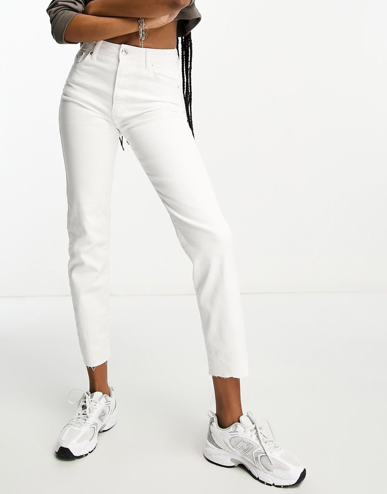 Stradivarius Tall slim mom jean with stretch in white - ASOS Sample Sale