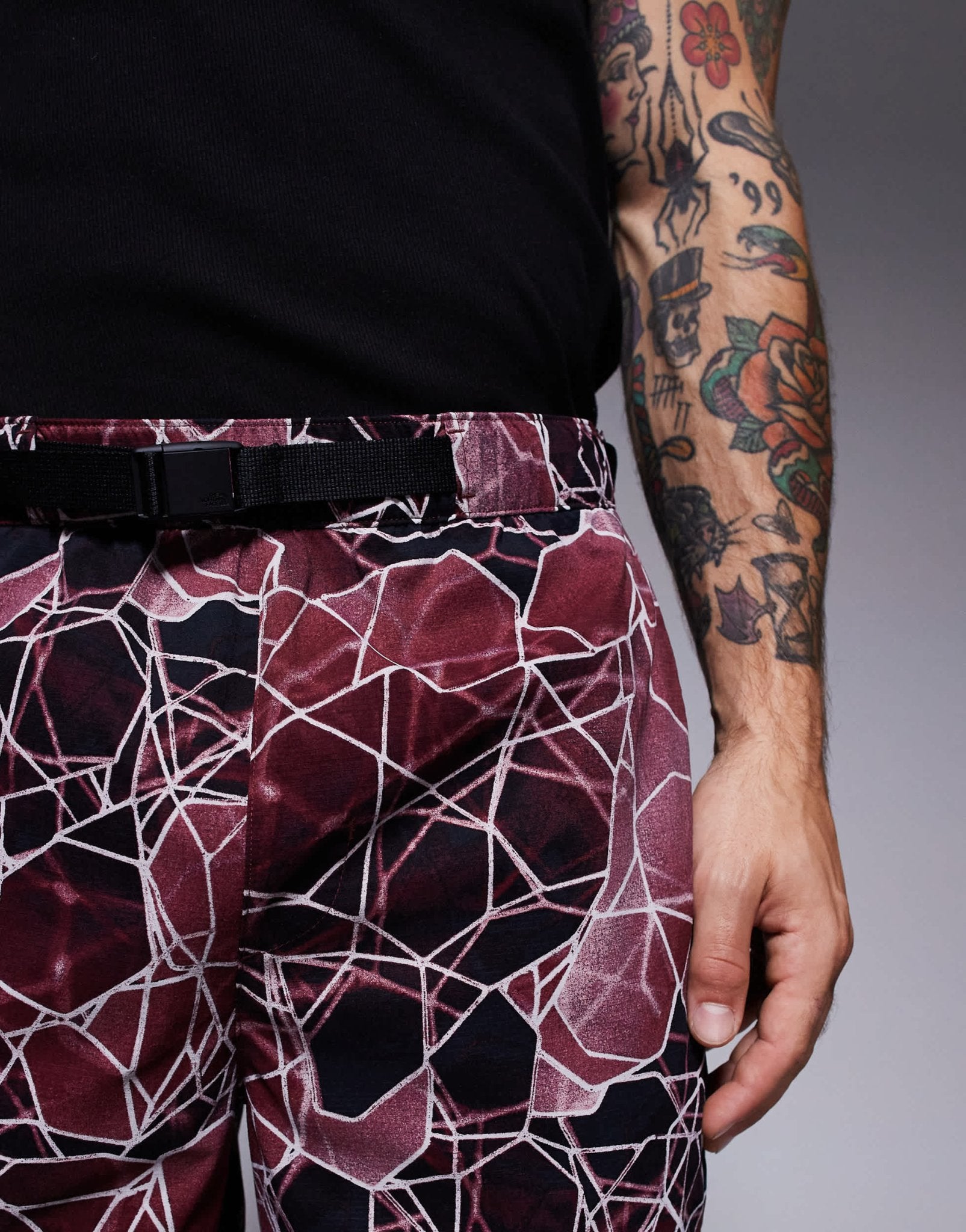 The North Face Class V Pathfinder belted logo shorts in burgundy print - ASOS Sample Sale