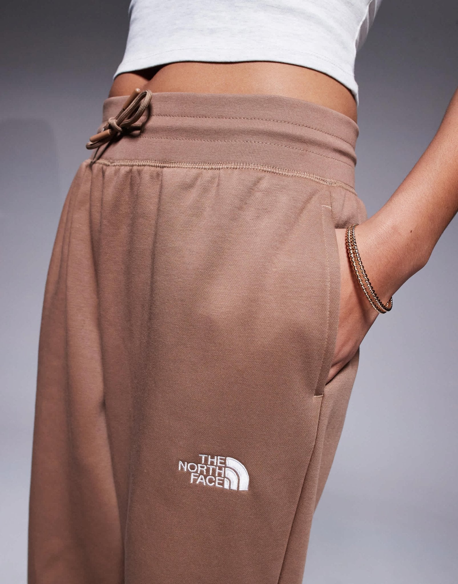 The North Face Essential logo relaxed cuff jogger in brown - ASOS Sample Sale