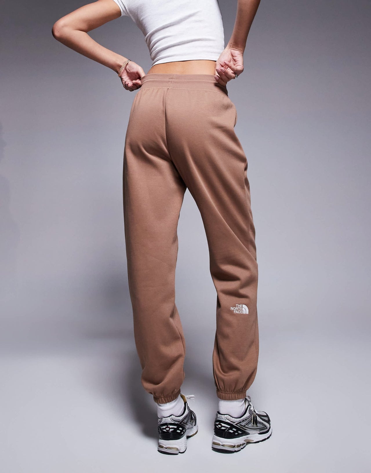 The North Face Essential logo relaxed cuff jogger in brown - ASOS Sample Sale