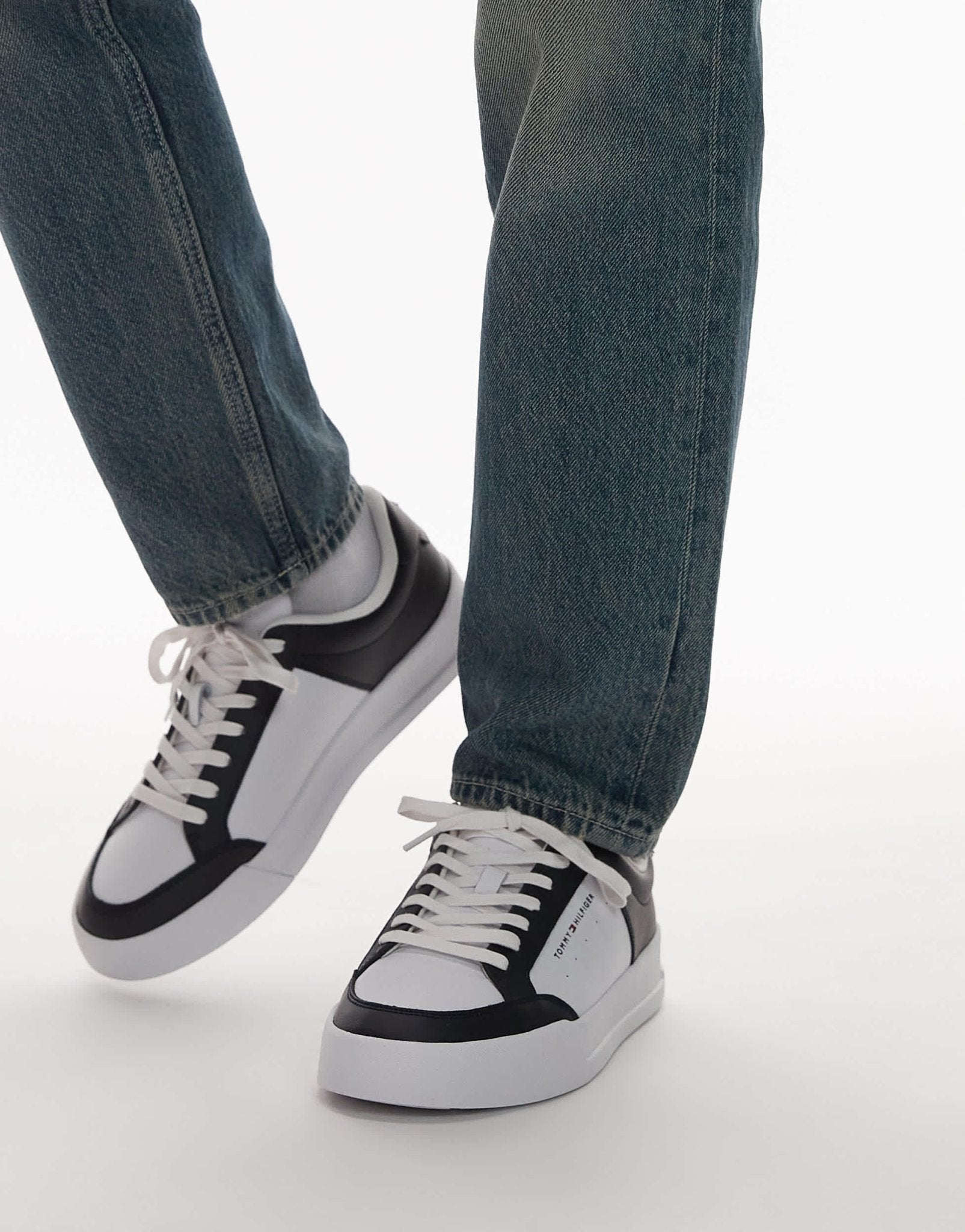 Tommy Hilfiger court trainers in white and navy - ASOS Sample Sale