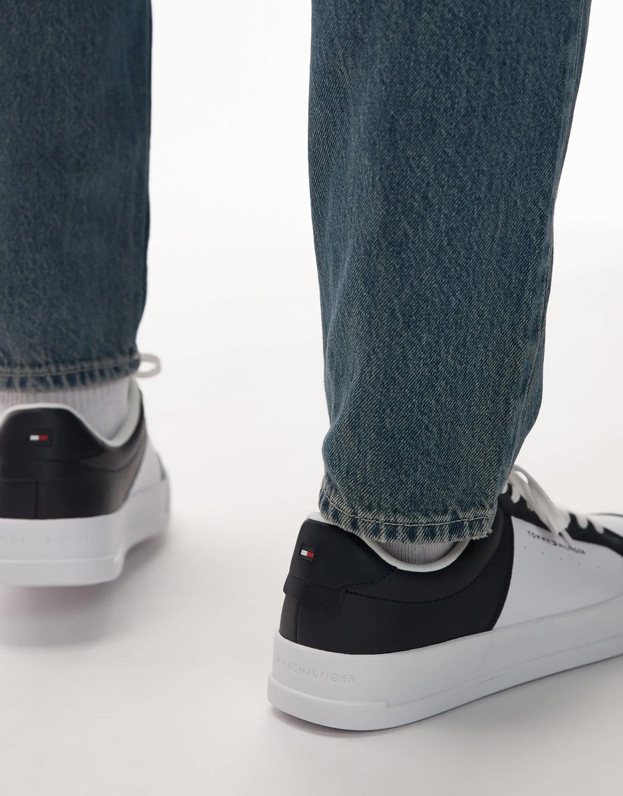 Tommy Hilfiger court trainers in white and navy - ASOS Sample Sale