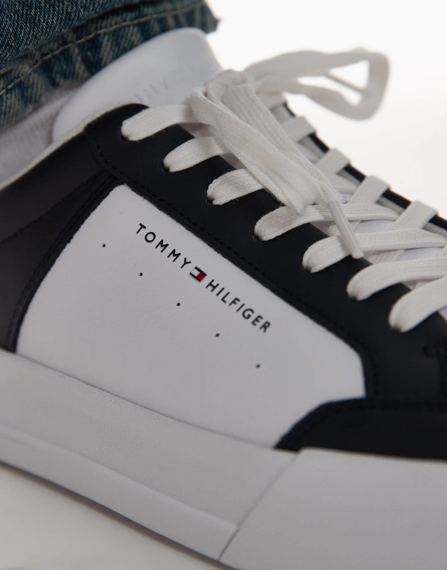 Tommy Hilfiger court trainers in white and navy - ASOS Sample Sale