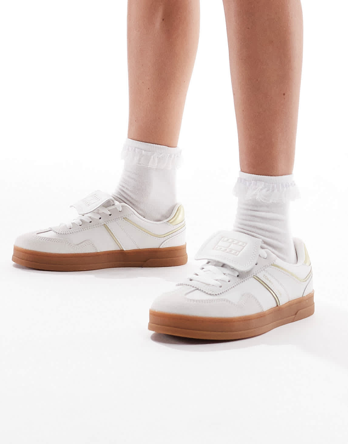 Tommy Jeans Greenwich trainers with gum sole in white and gold - ASOS Sample Sale