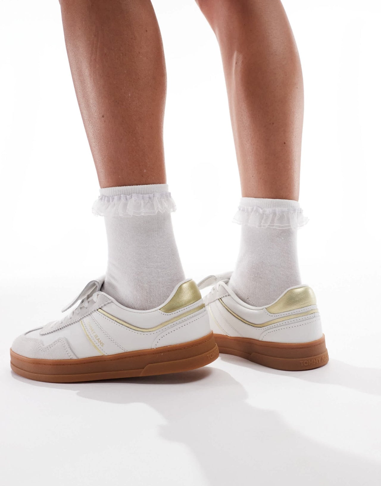 Tommy Jeans Greenwich trainers with gum sole in white and gold - ASOS Sample Sale