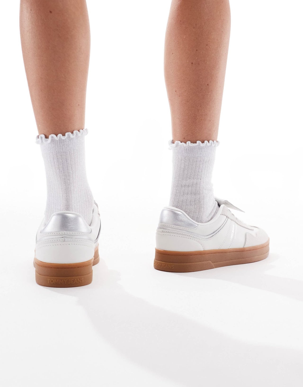 Tommy Jeans Greenwich trainers with gum sole in white and silver - ASOS Sample Sale