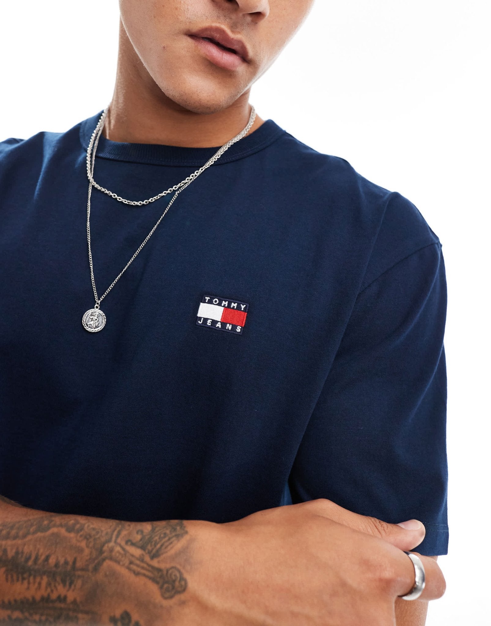 Tommy Jeans regular badge logo t-shirt in navy - ASOS Sample Sale