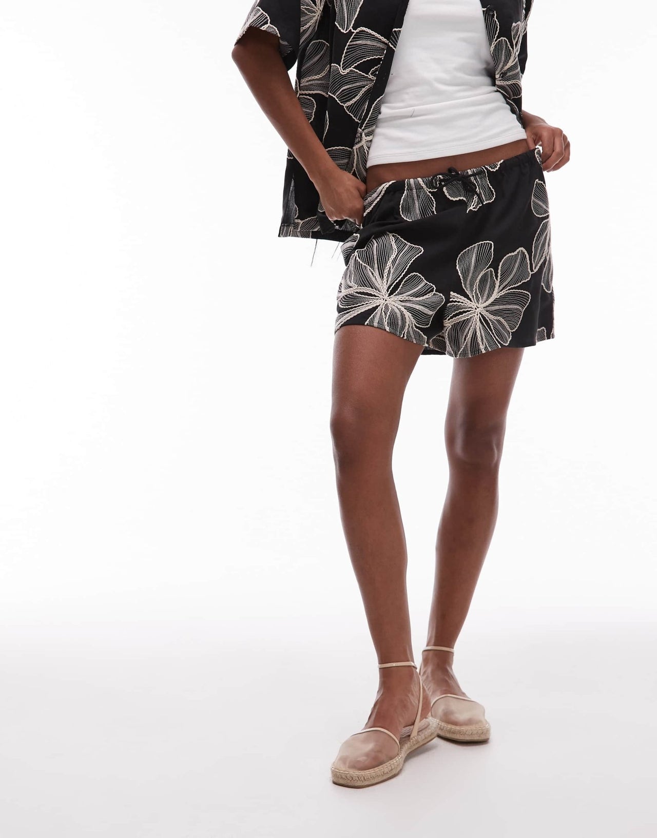 Topshop co ord linen stitch detail floral shorts in mono - ASOS Sample Sale