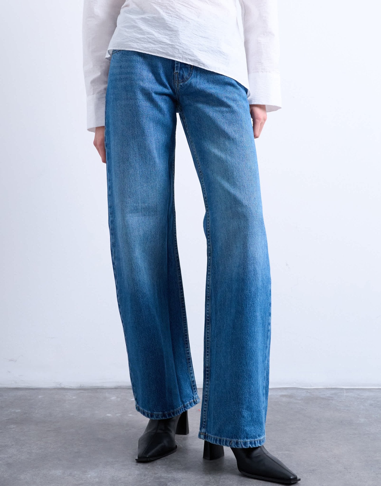 Topshop Ember low rise straight leg jean in vintage blue - ASOS Sample Sale