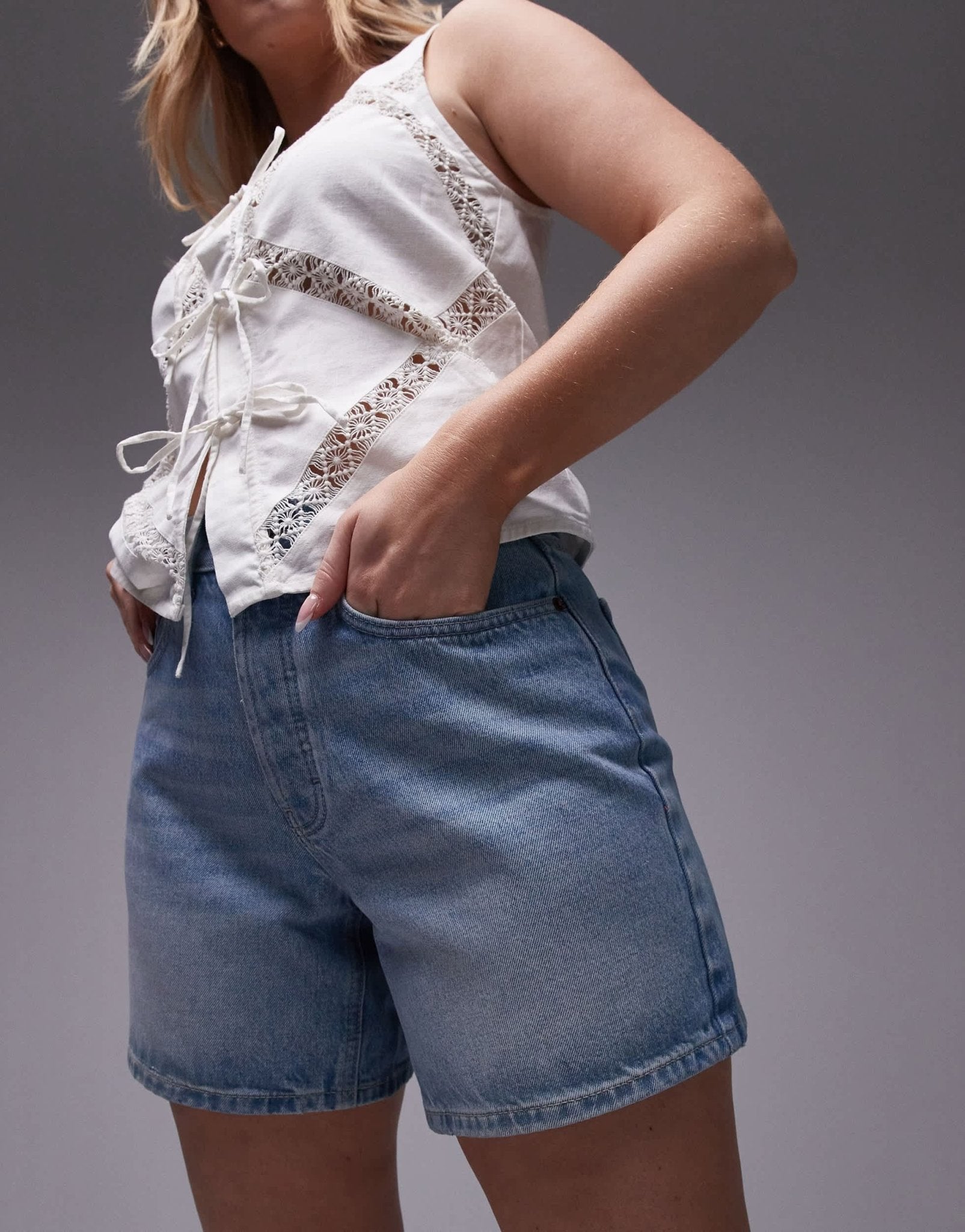 Topshop Hourglass denim Editor short in bleach - ASOS Sample Sale