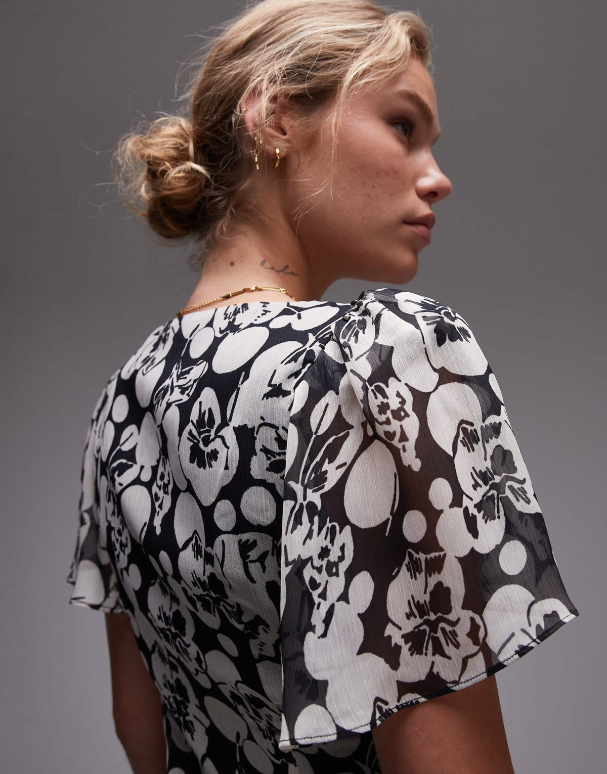 Topshop twist mini tea dress in mono bubble floral - ASOS Sample Sale
