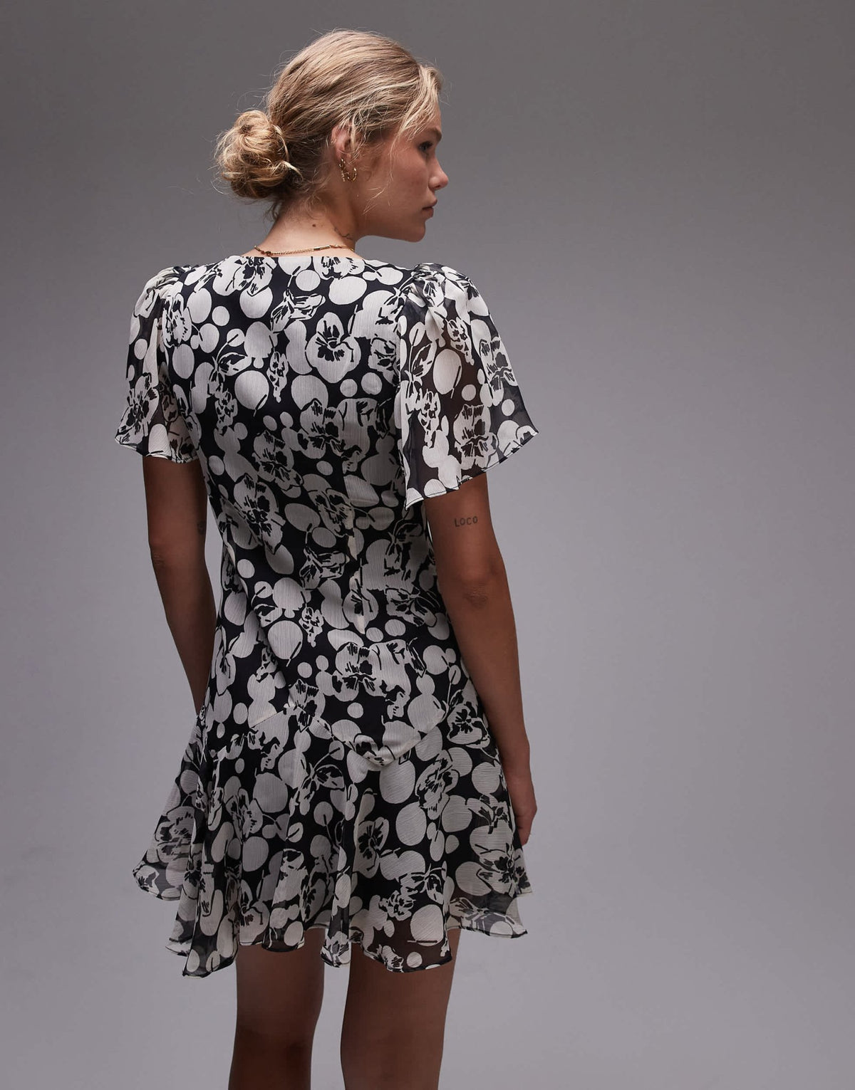 Topshop twist mini tea dress in mono bubble floral - ASOS Sample Sale