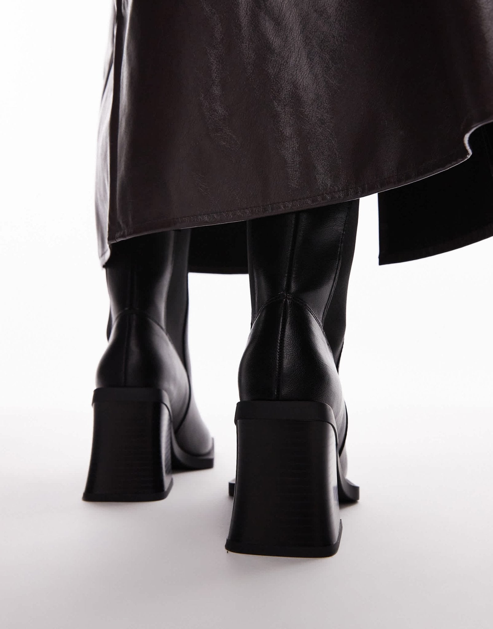 Topshop Wide Fit Nisha block heeled chelsea boots in black - ASOS Sample Sale