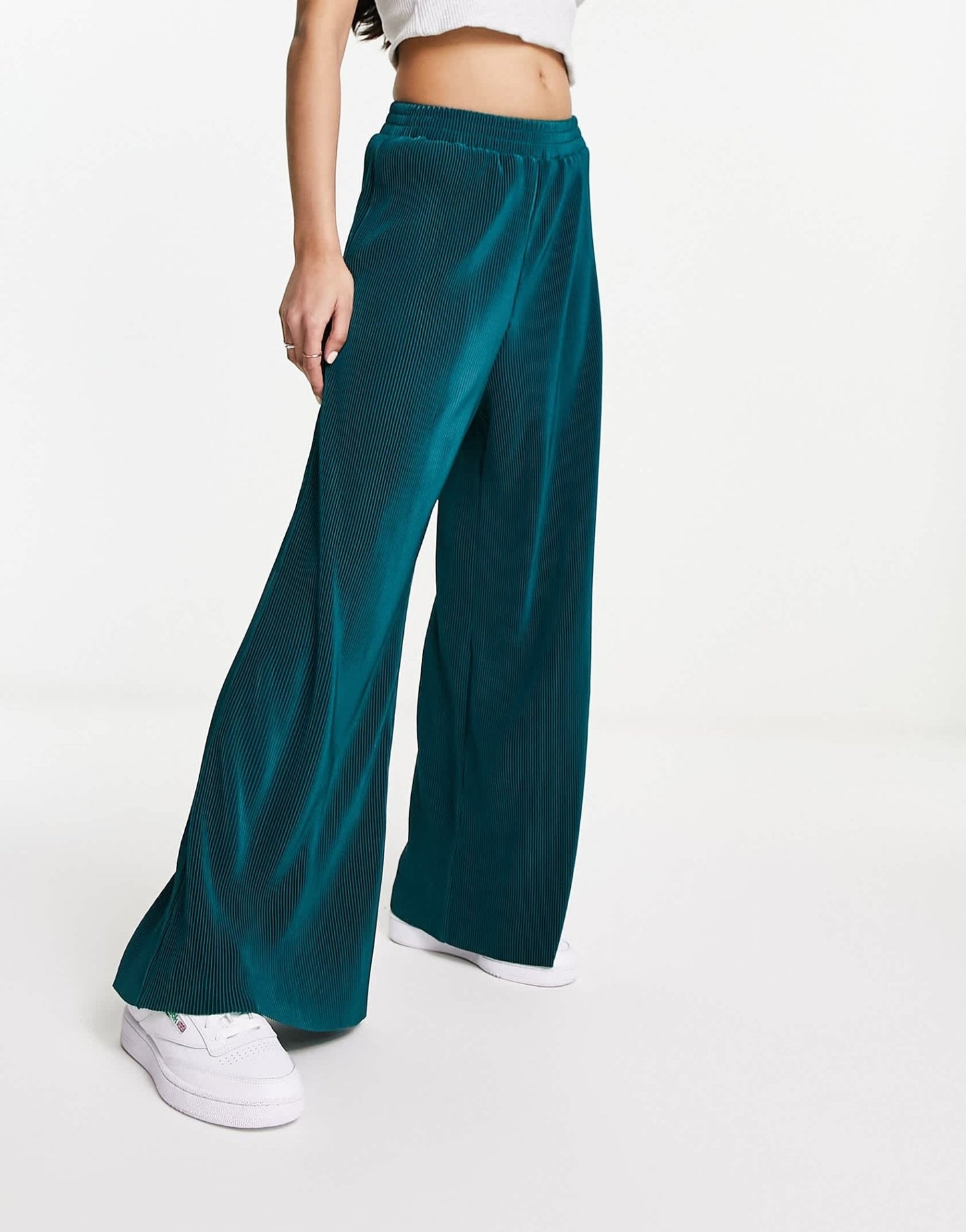 Urban Revivo plisse trousers in green - ASOS Sample Sale